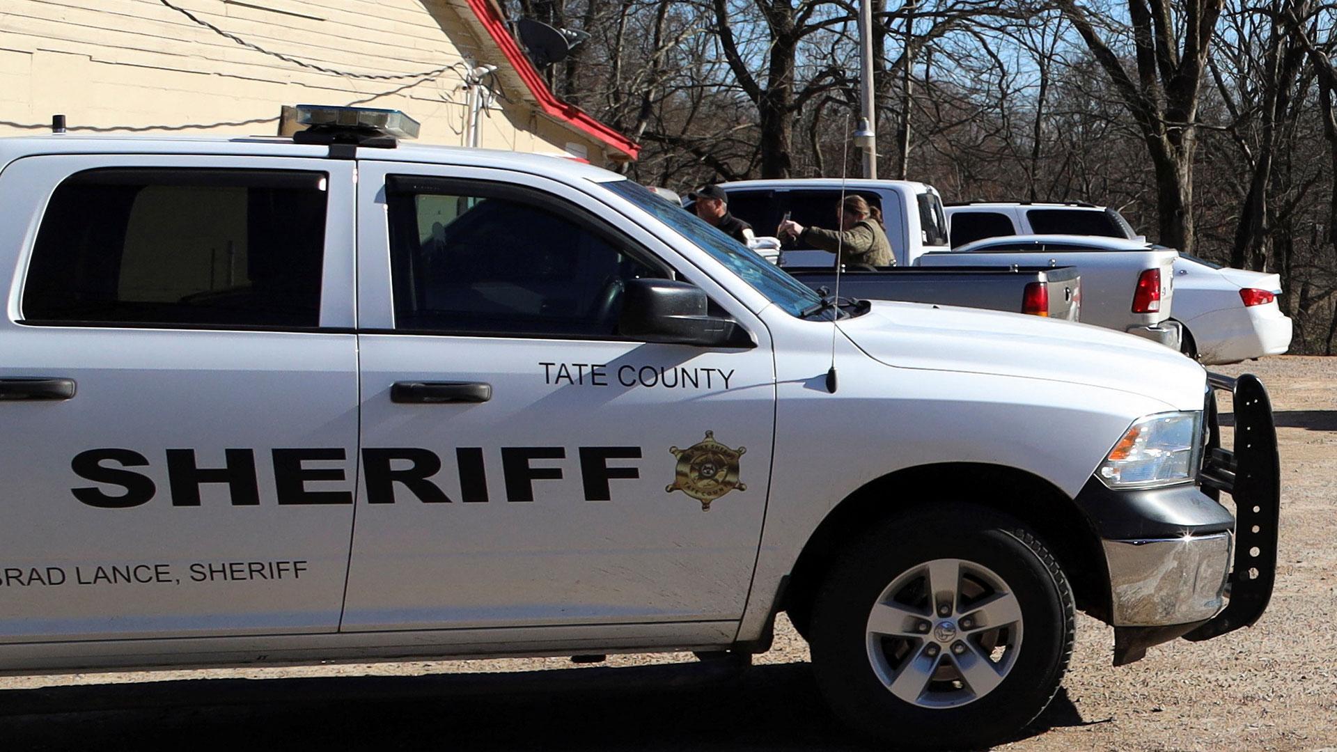 Coche del sheriff del condado de Tate en el que se ha producido el tiroteo