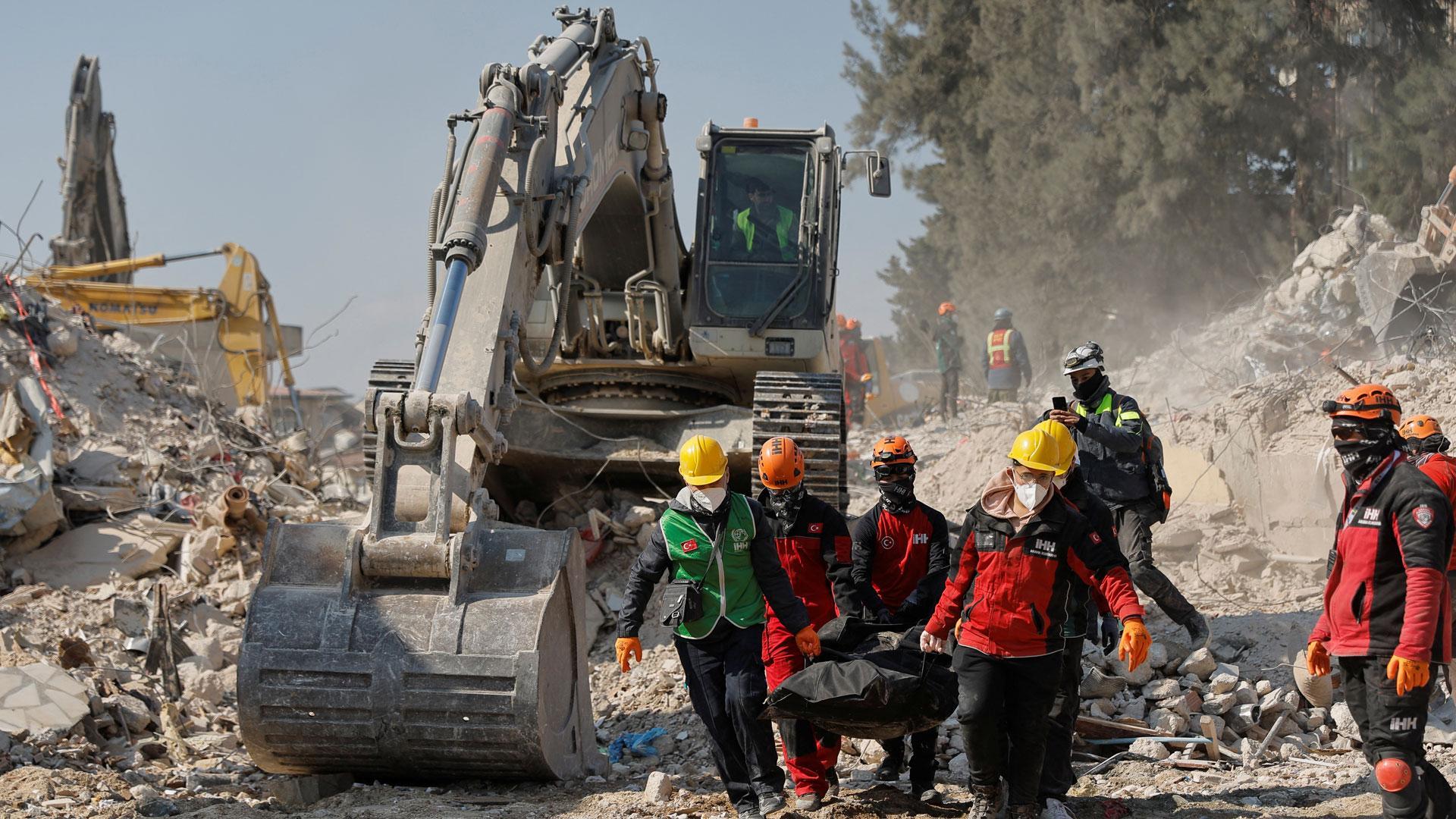 Los muertos por los terremotos en Turquía se elevan a cerca de 40.000