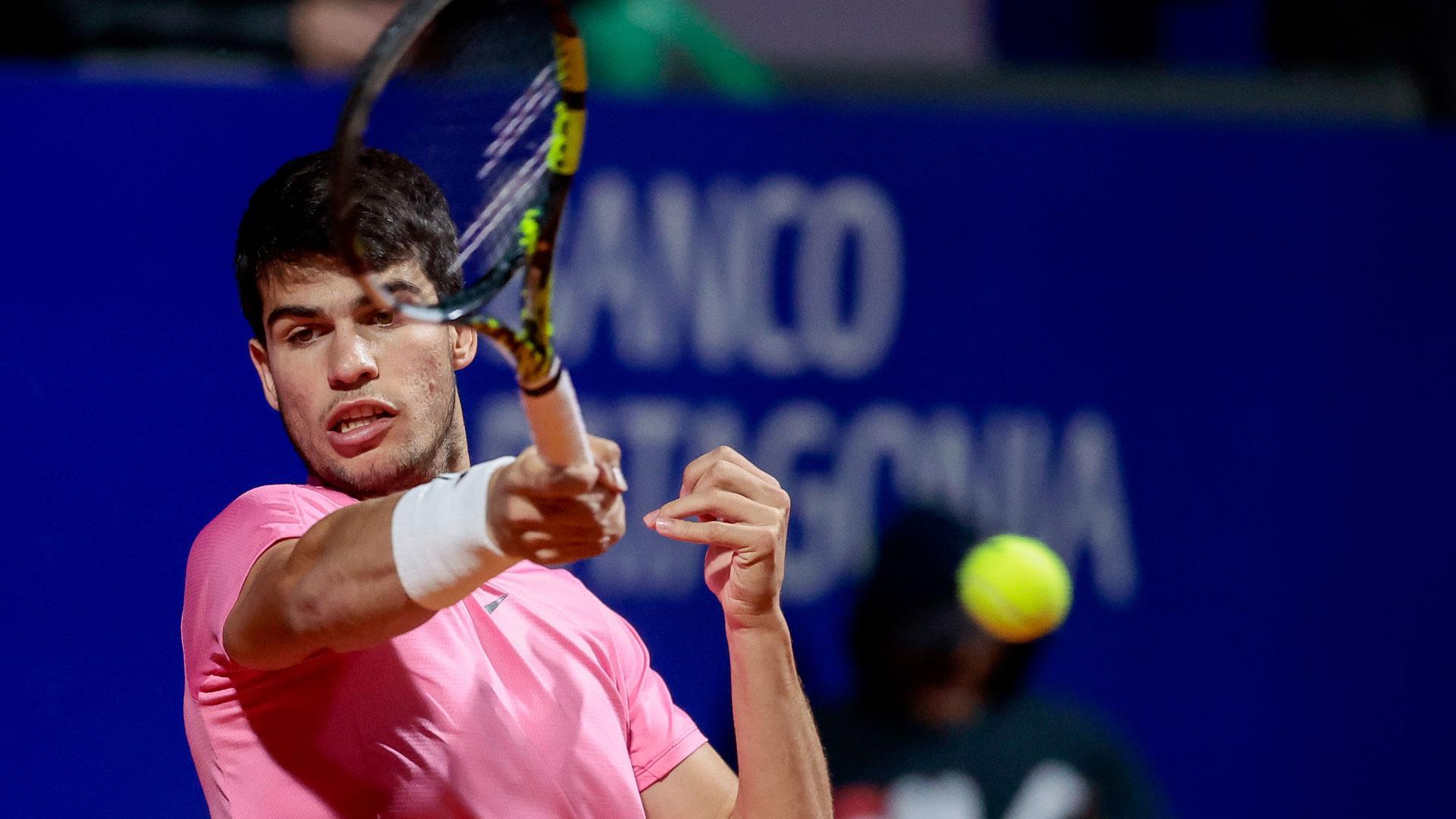El tenista Carlos Alcaraz devuelve la pelota a Dusan Lajovic, durante los cuartos de final del Argentina Open, en Buenos Aires