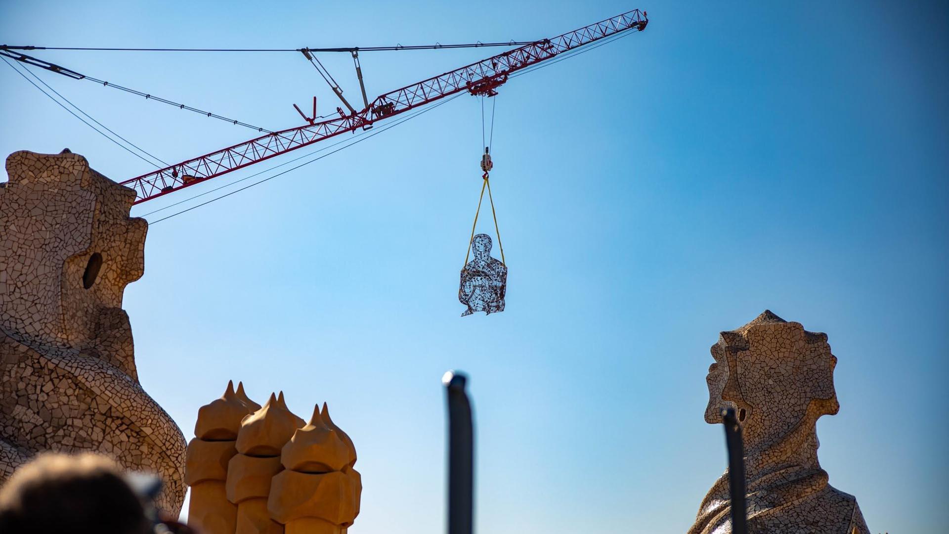 Izado de la escultura de Jaume Plensa ‘Poesía del silencio', en la Casa Milá, en Barcelona