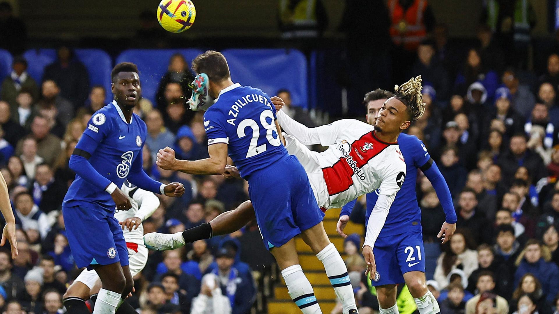 Momento en el que Sekou Mara intenta rematar e impacta con su bota en el rostro de César Azpilicueta.