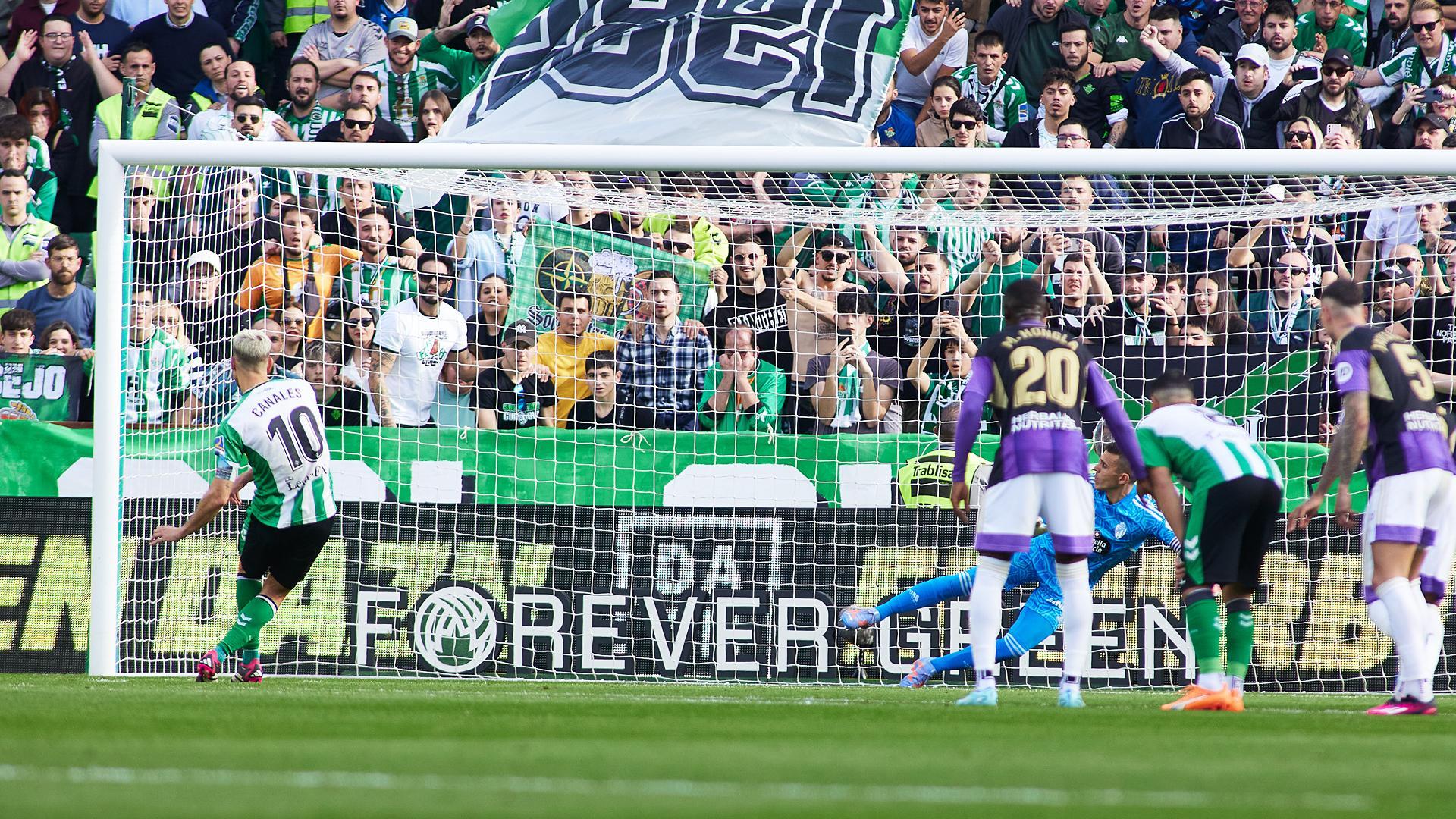 Sergio Canales bate a Masip desde las once metros en el 2-1 del encuentro entre Betis y Valladolid.