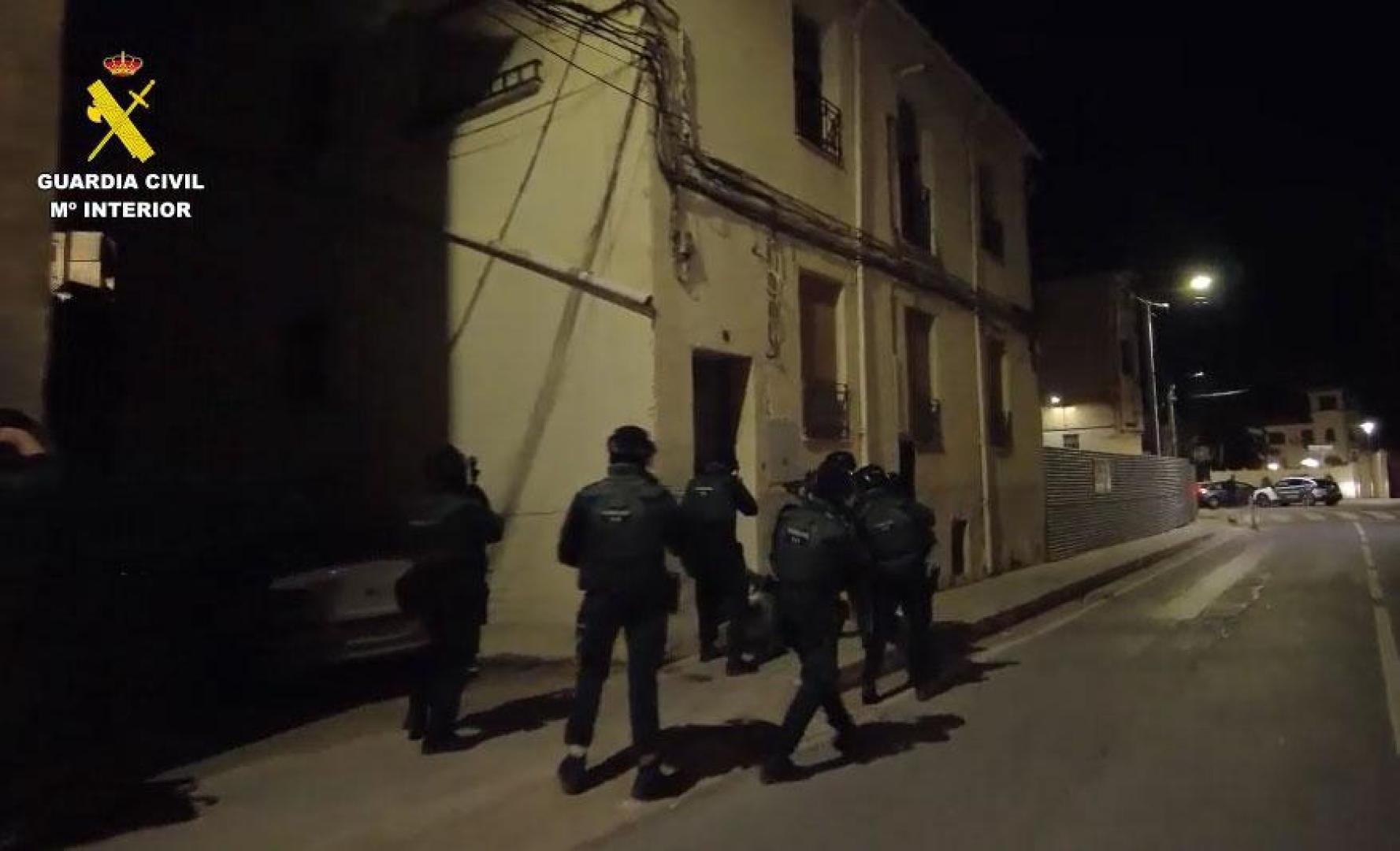 Agentes de la Guardia Civil entran y registra una vivienda de la organización criminal que operaba en San Adrián y Estella
