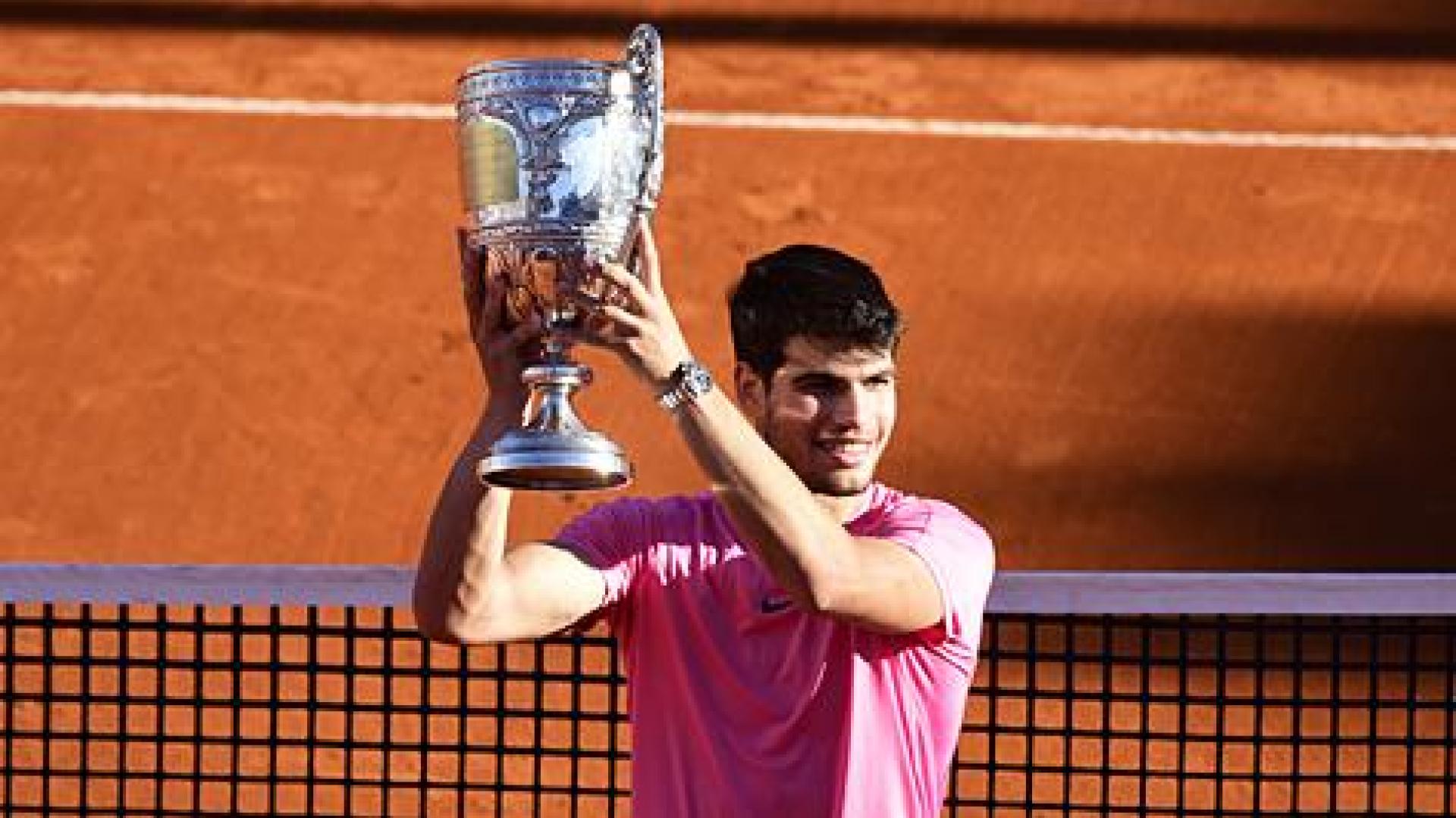Carlos Alcaraz levanta el trofeo tras vencer en la final a Norris.