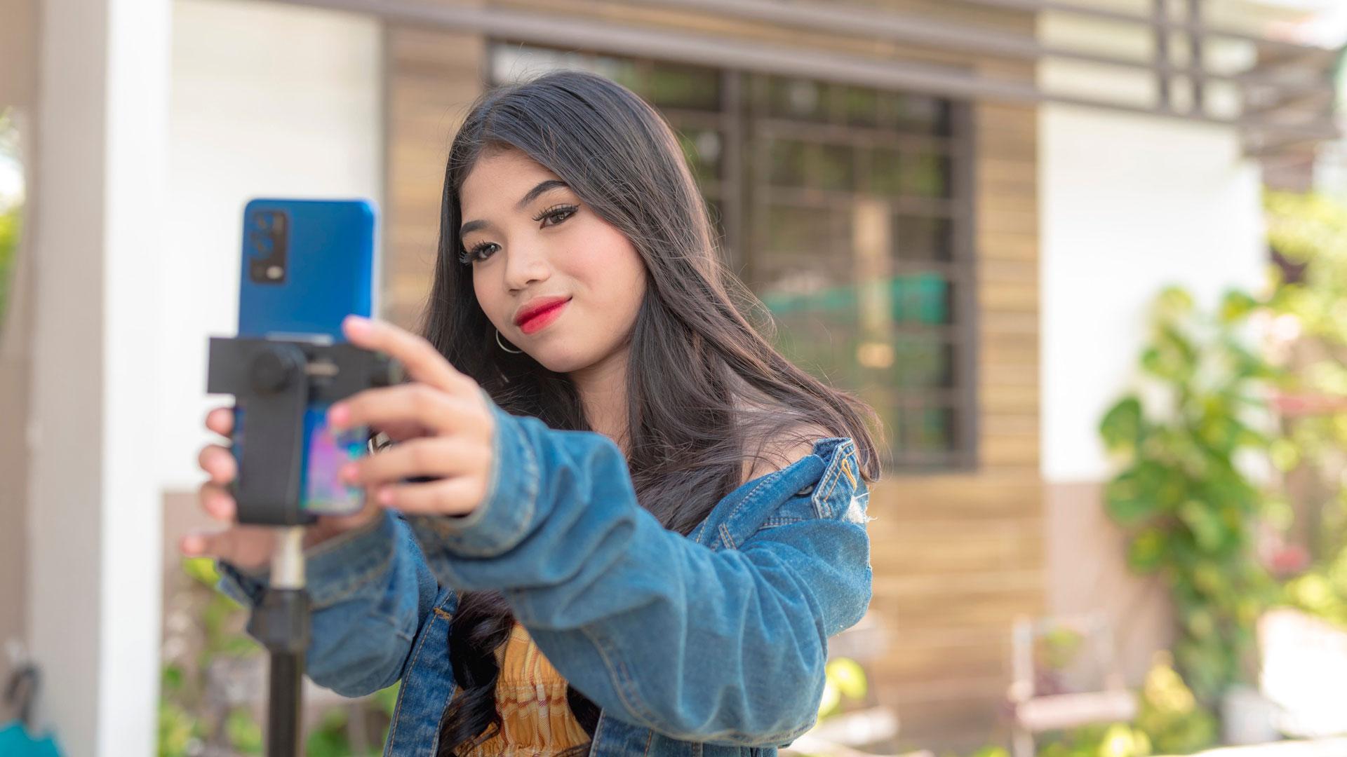 Una joven se hace un selfie con el móvil para publicarlo en sus redes sociales