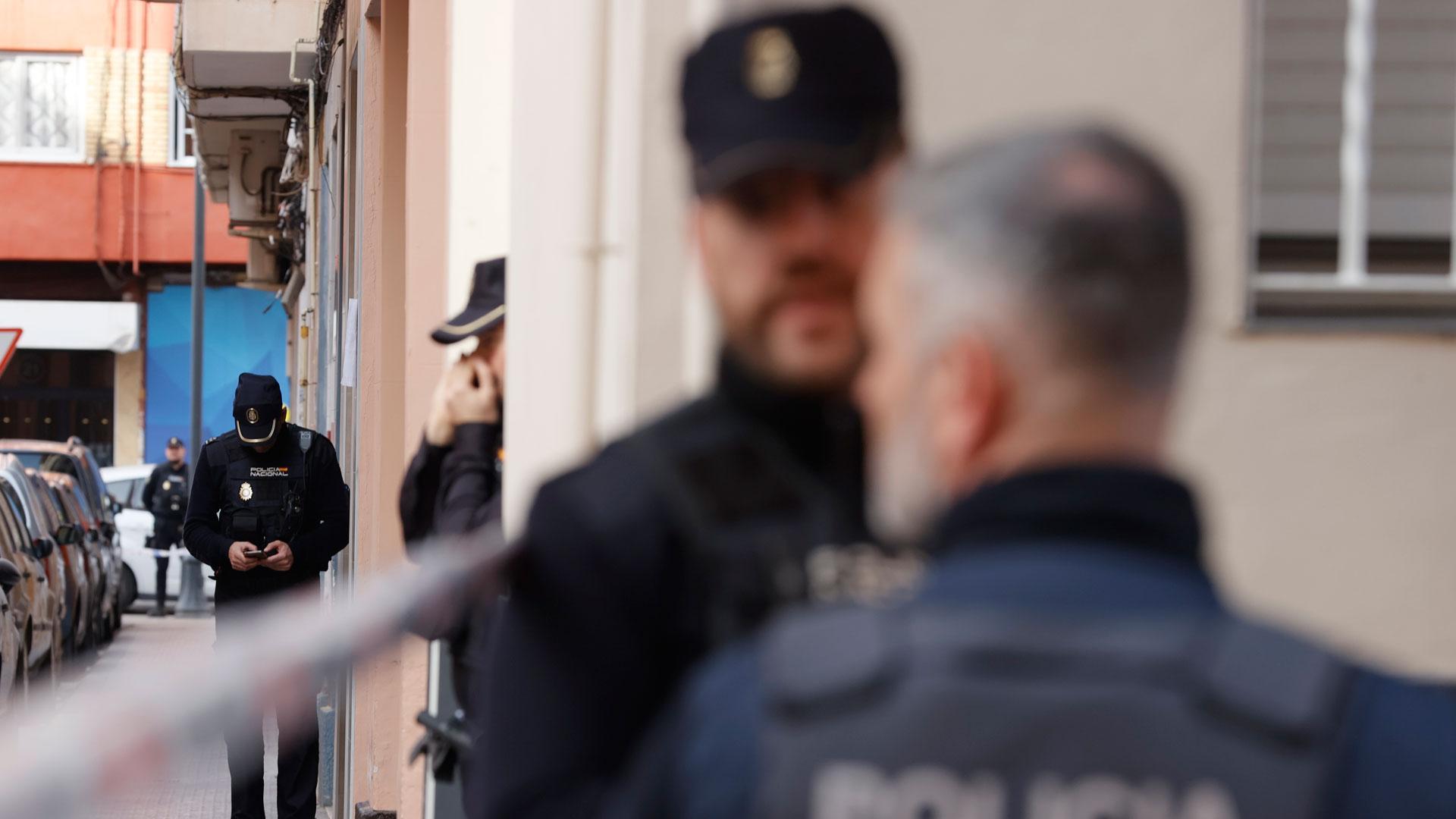 Agentes de la policía ante el inmueble donde unhombre armado se había atrincherado en una vivienda de Alaquàs (Valencia)