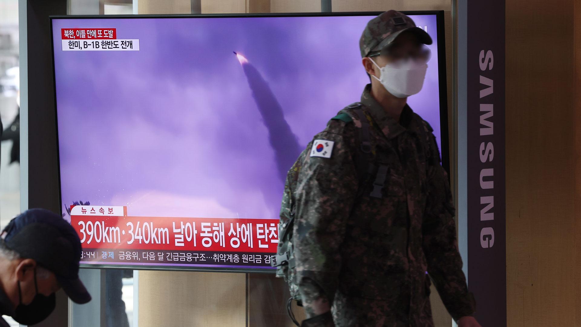 Un soldado surcoreano pasa frente a un televisor que muestra las últimas noticias sobre en la estación de Seúl