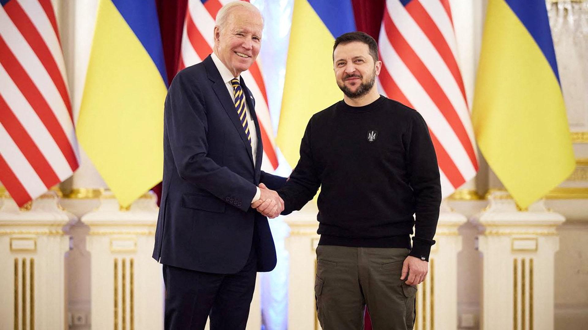 El presidente Ucraniano Volodymyr Zelenskiy (dcha.) estrecha la mano de su homónimo norteamericano, Jose Biden, durante la visita sorpresa de este segundo
