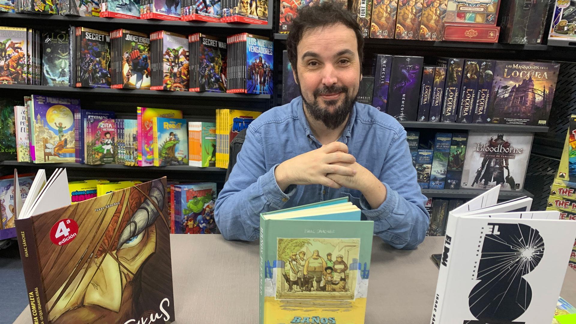 El dibujante de cómic Isaac Sánchez posa con algunas de sus obras