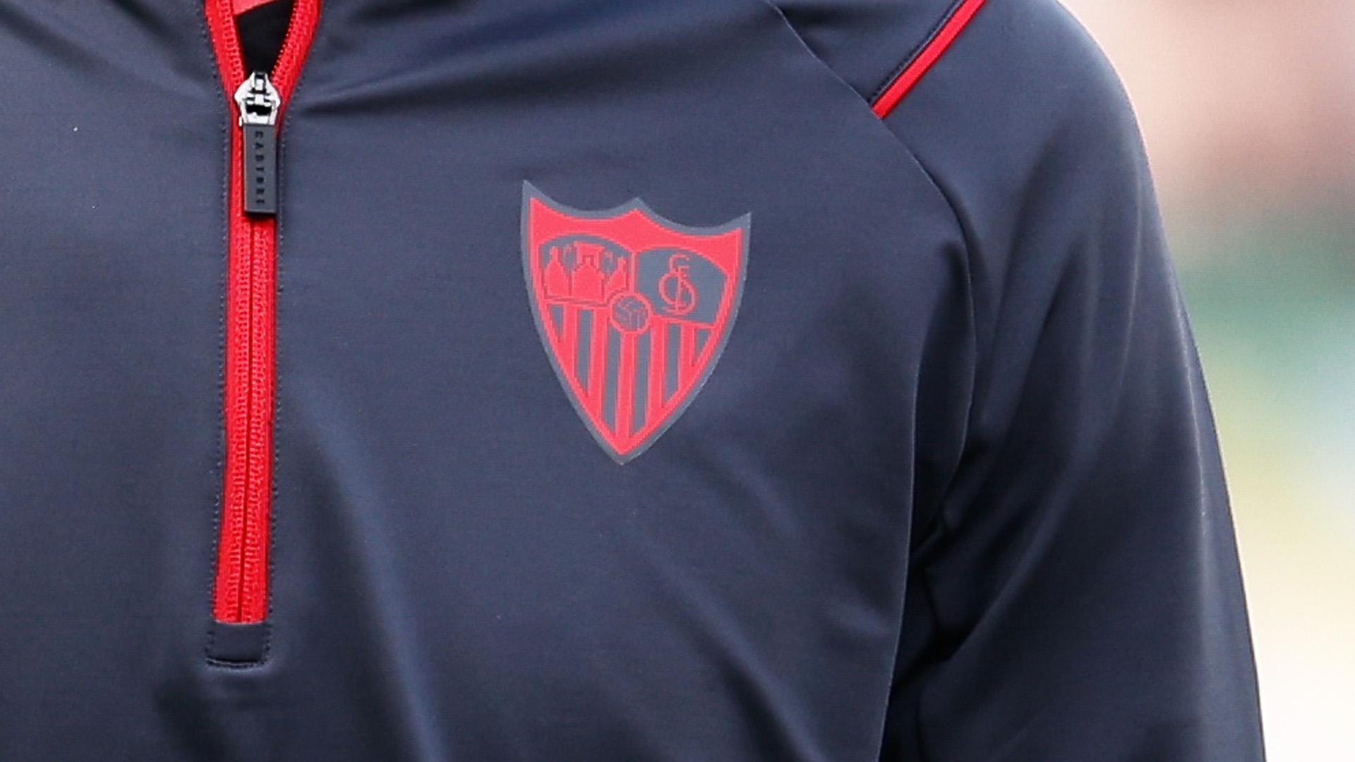 Escudo del Sevilla en la sudadera de un futbolista del primer equipo antes del encuentro contra el Rayo Vallecano en Vallecas.