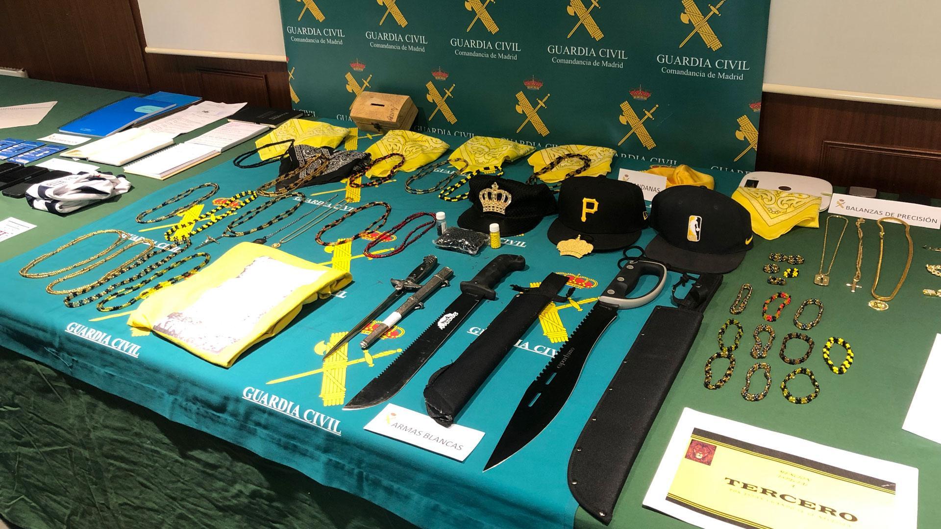 Armas blancas, joyas y otros efectos intervenidos en la Operación Torcidos contra los Latin Kings