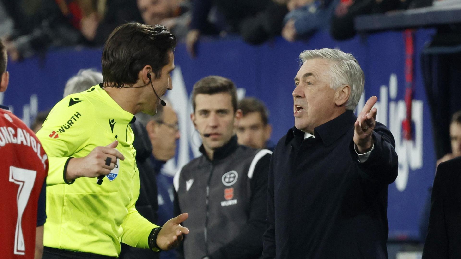 Ancelotti se dirige a Munuera Montero en el partido del sábado