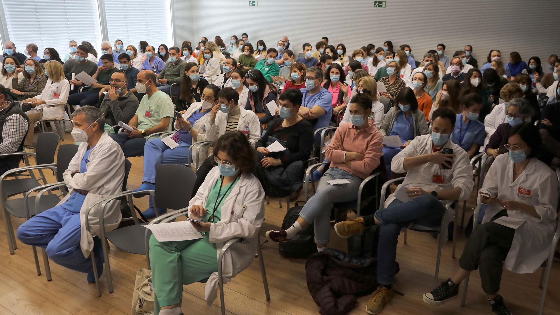 Un grupo de médicos durante la asamblea que se celebró ayer en el Hospital Universitario de Navarra para decidir sobre el acuerdo con Salud y el fin de huelga