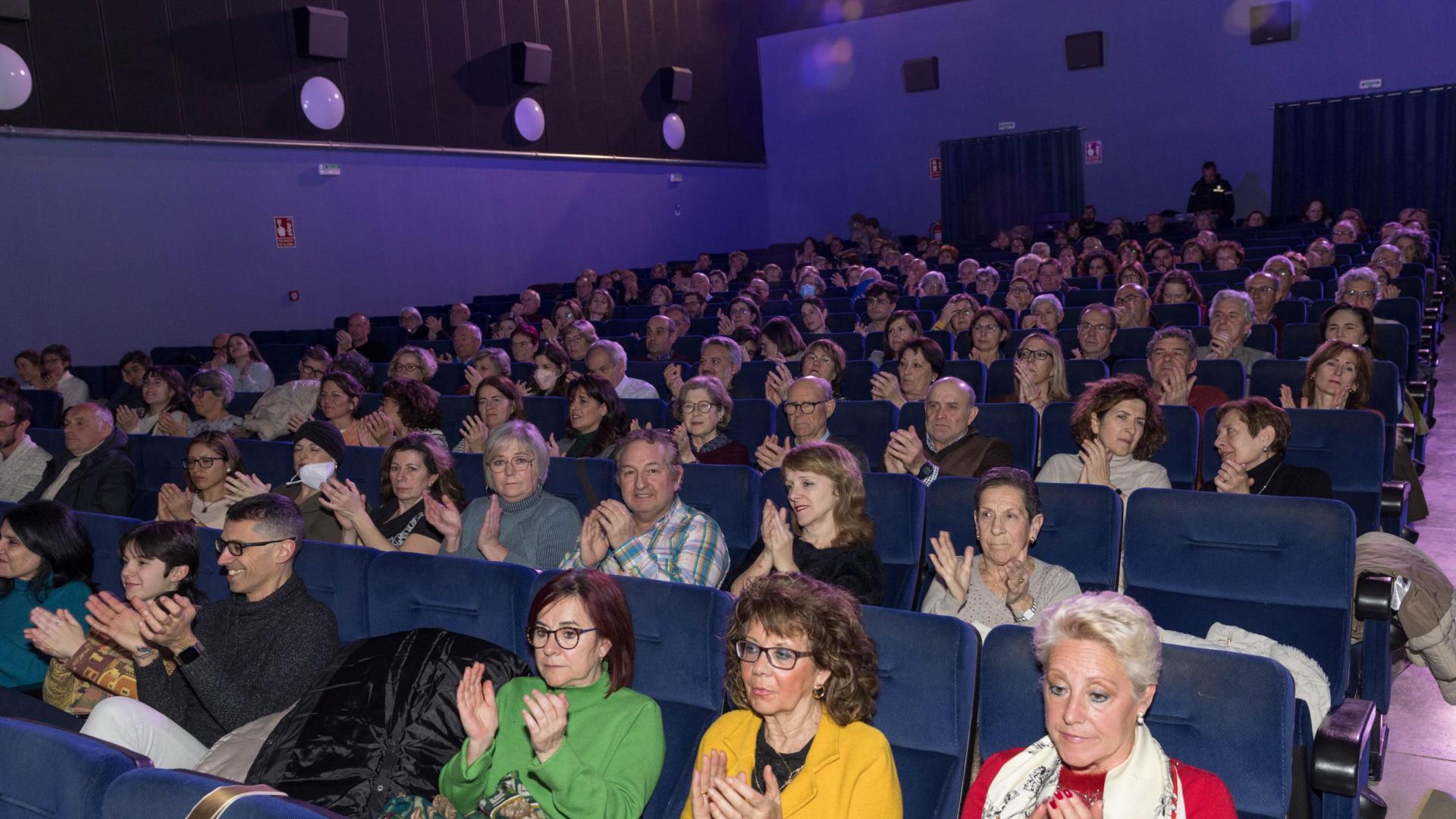 Imagen de parte de los asistentes al homenaje a la actriz Carla Quílez que tuvo lugar este lunes en el Cine Moncayo de Tudela en la jornada inaugural de la Muestra de Cine Español.