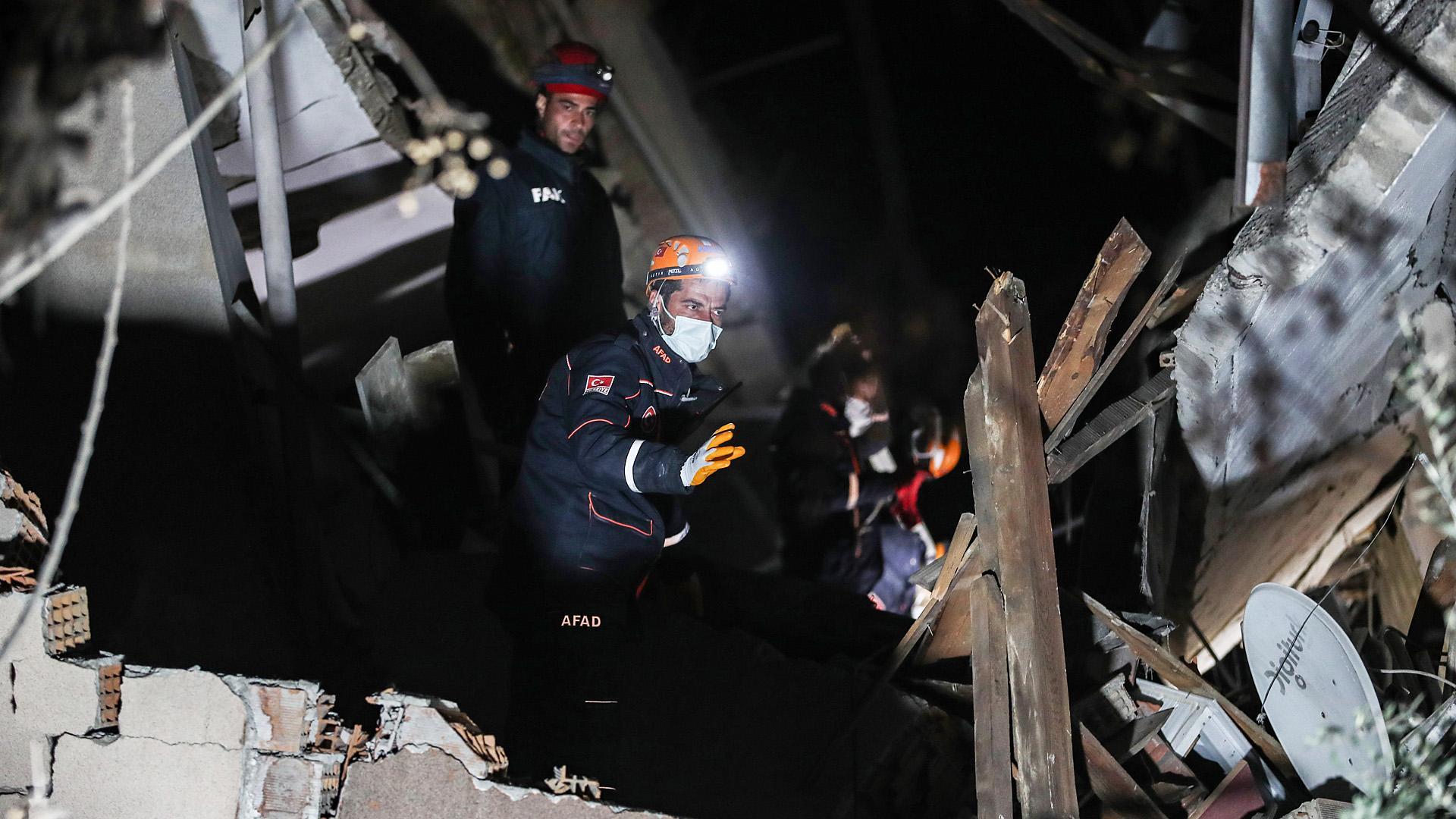 Equipos de rescate buscan entre los escombros de un edificio en la localidad turca de Hatay tras los nuevos temblores en el sureste del país.