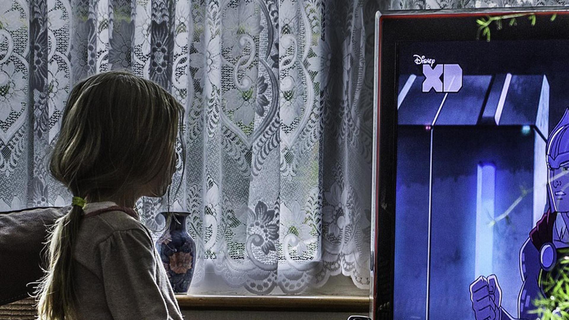 Una niña, viendo la televisión