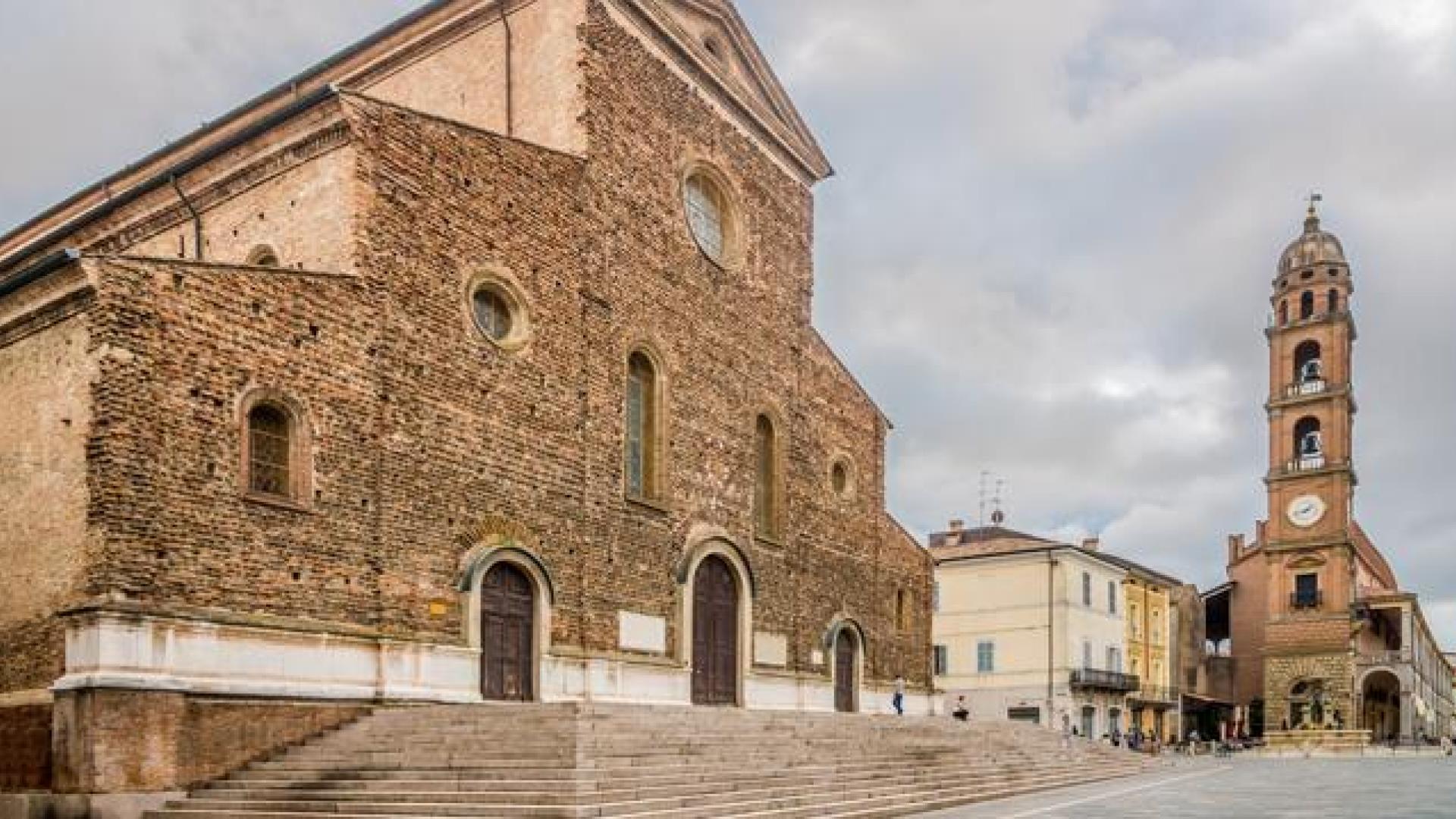 El santoral de este 21 de febrero recuerda a San Pedro Damián. En la imagen, la catedral de Faenza (Italia), donde reposan sus restos