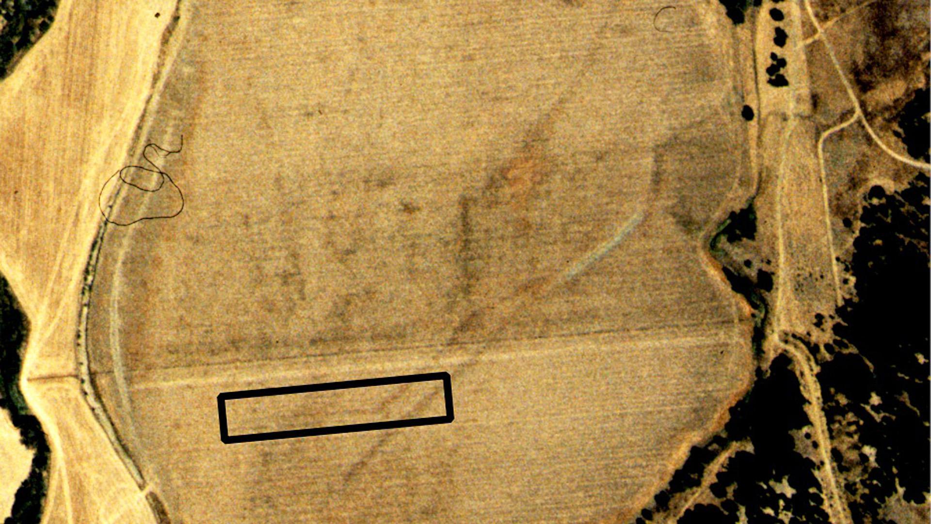 Imagen aérea tomada por el Instituto Geográfico Nacional en el año 2000 sobre la que un rectángulo señala el área prospectada de la isla fluvial del río Álamo que podría ser Tartessos.