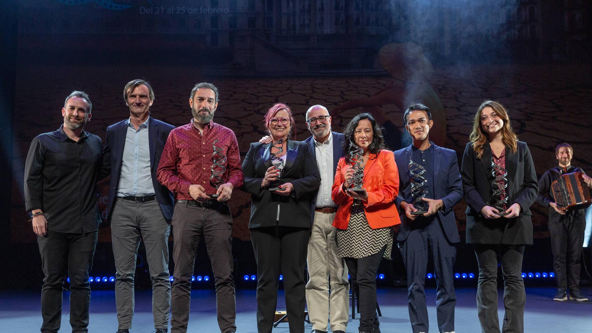 Foto de familia de los ganadores de #LabMeCrazy! Science Film Festival