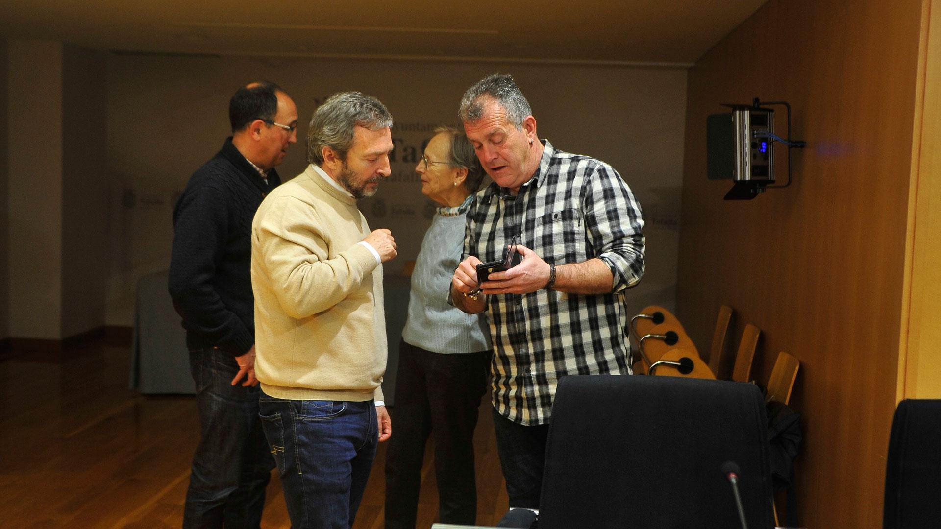El alcalde de Tafalla, Jesús Arrizubieta, charla con el concejal Ignacio Moros, en primer término. Tras ellos, el interventor, Luis Ángel Autor, y la concejala Amaia Jaurrieta minutos antes de comenzar el pleno
