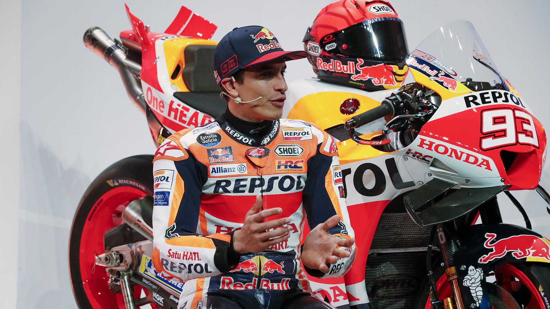 El piloto español Marc Márquez junto a su Honda durante la presentación oficial del equipo.