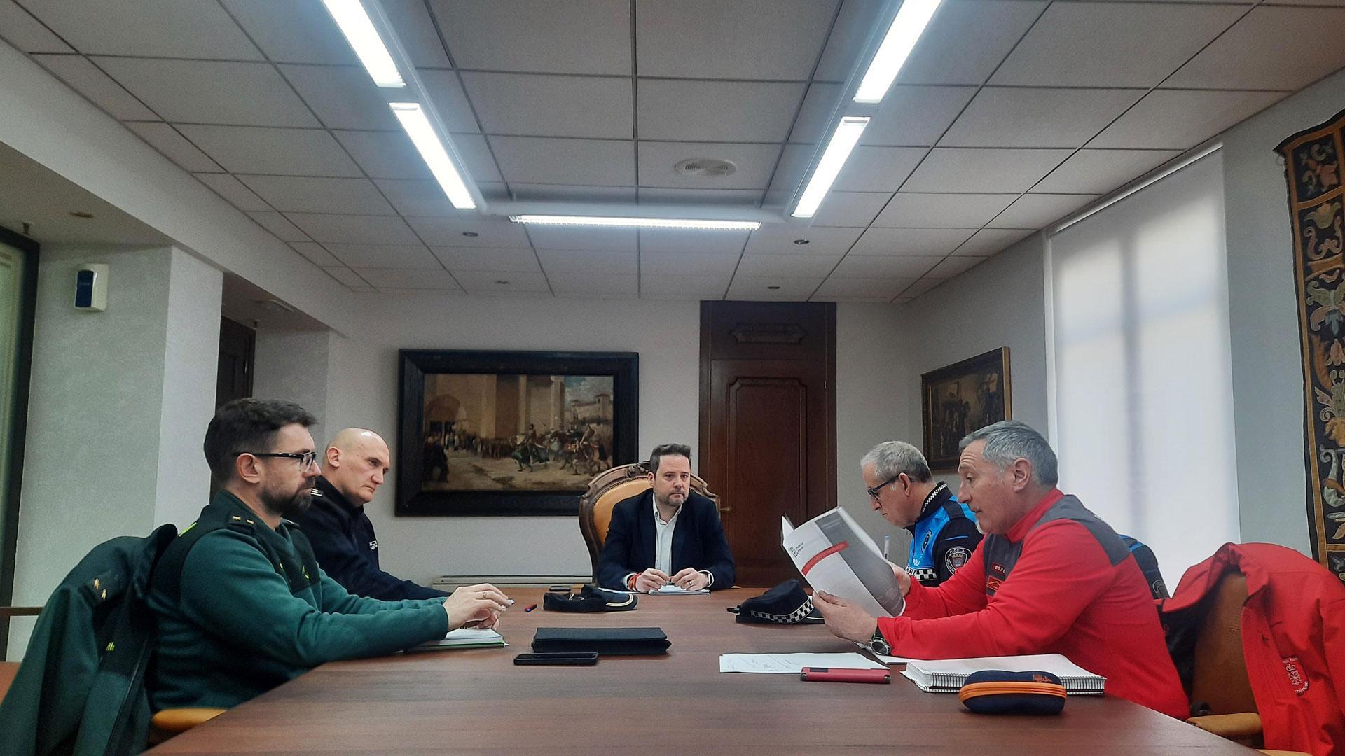 De izquierda a derecha: Alberto Bravo (Guardia Civil), Ramón Olloqui (Policía Nacional), Alejandro Toquero (alcalde de Tudela), Juan Cruz Ruiz (Policía Municipal) y José Luis Calvillo (Policía Foral)