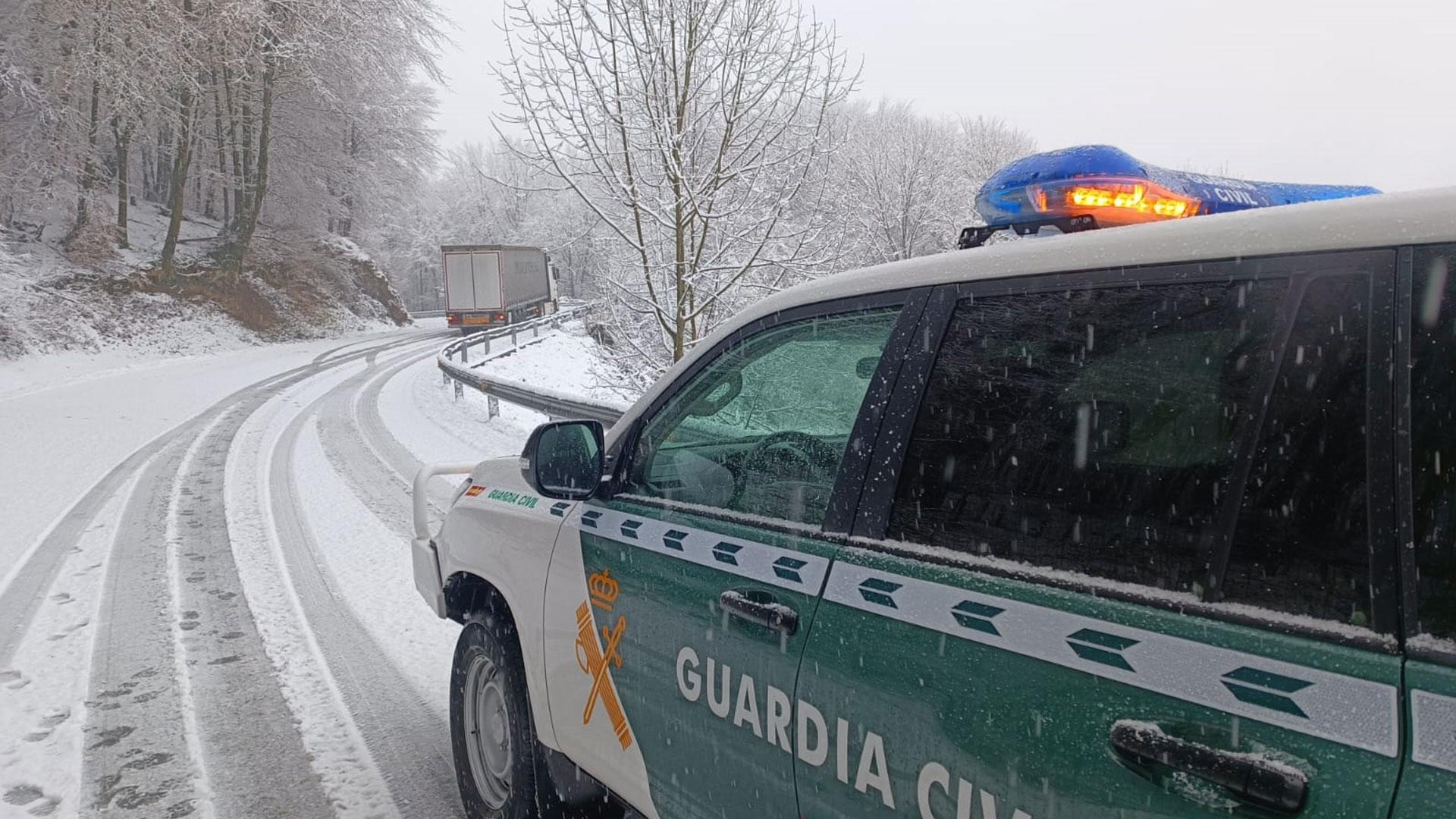 Un camión ha quedado bloqueado en la subida al puerto de Belate por la nieve y la Guardia Civil ha tenido que ayudarle para que reanudara la marcha