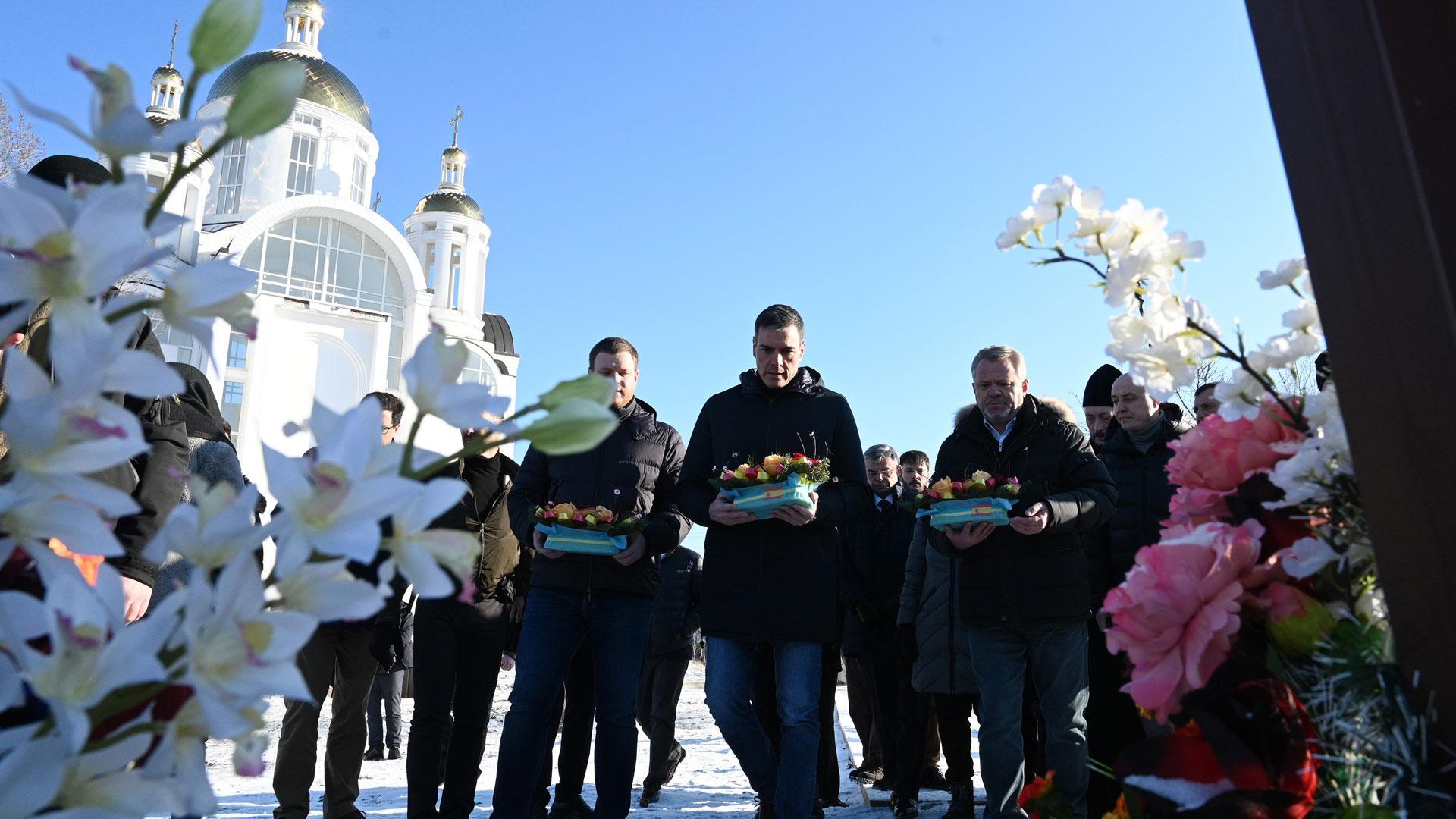 El presidente del Gobierno, Pedro Sánchez, realiza una ofrenda floral a los caídos en la guerra de Ucrania durante su visita el barrio de Irpin en Bucha, cerca de Kiev