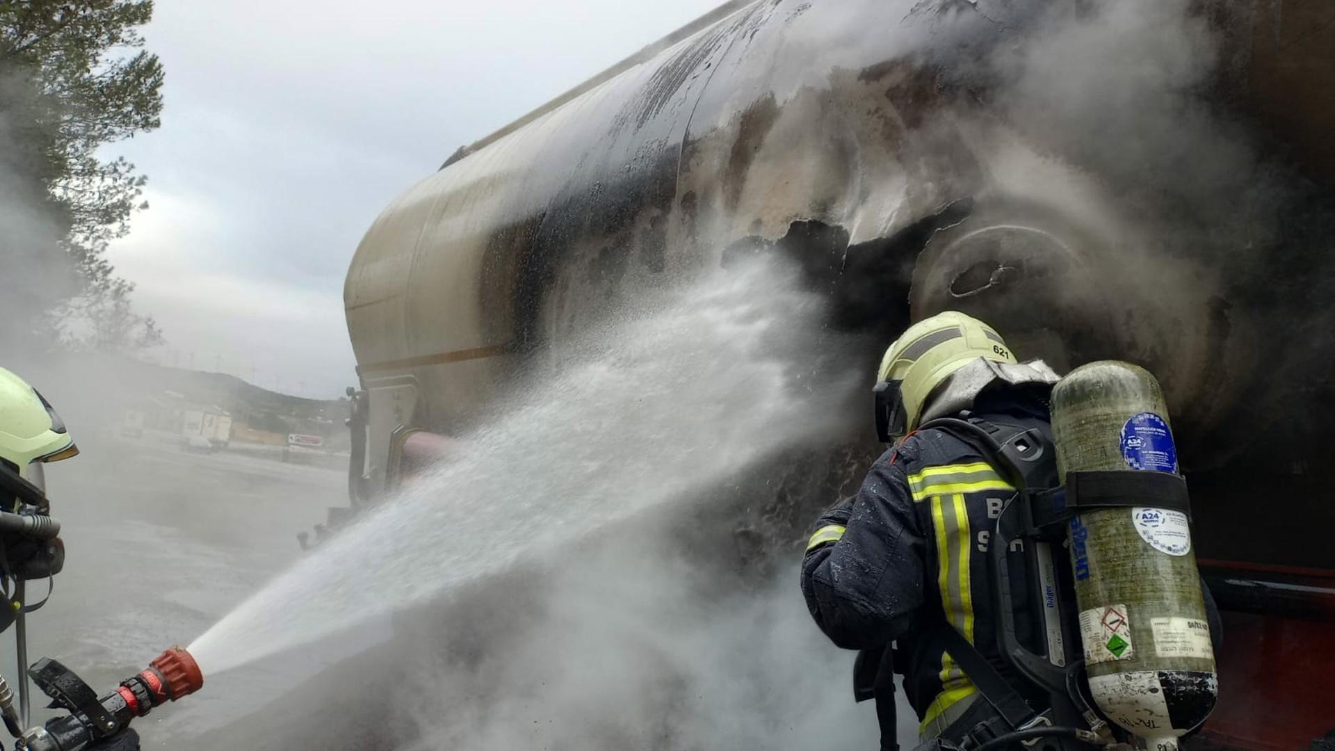 Bomberos trabajan en la extinción del incendio