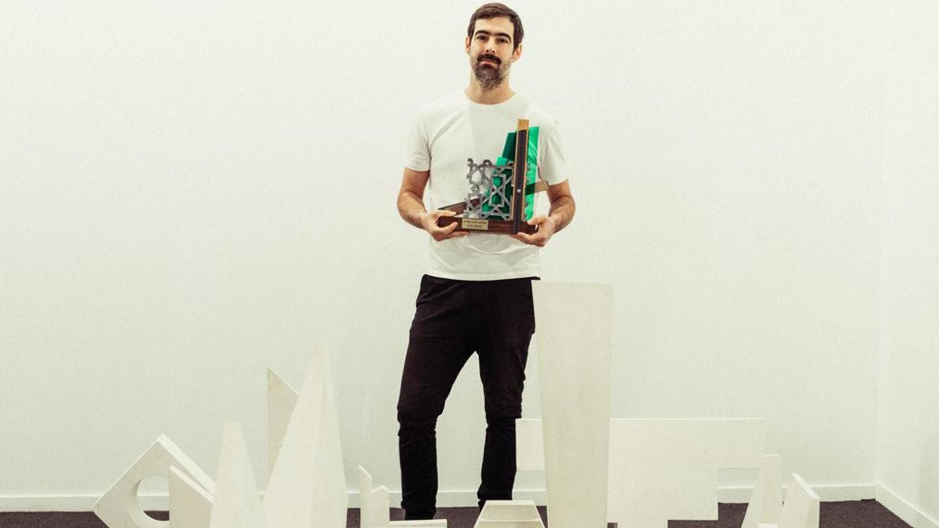 El pamplonés Alberto Odériz posa junto a su premio y su obra
