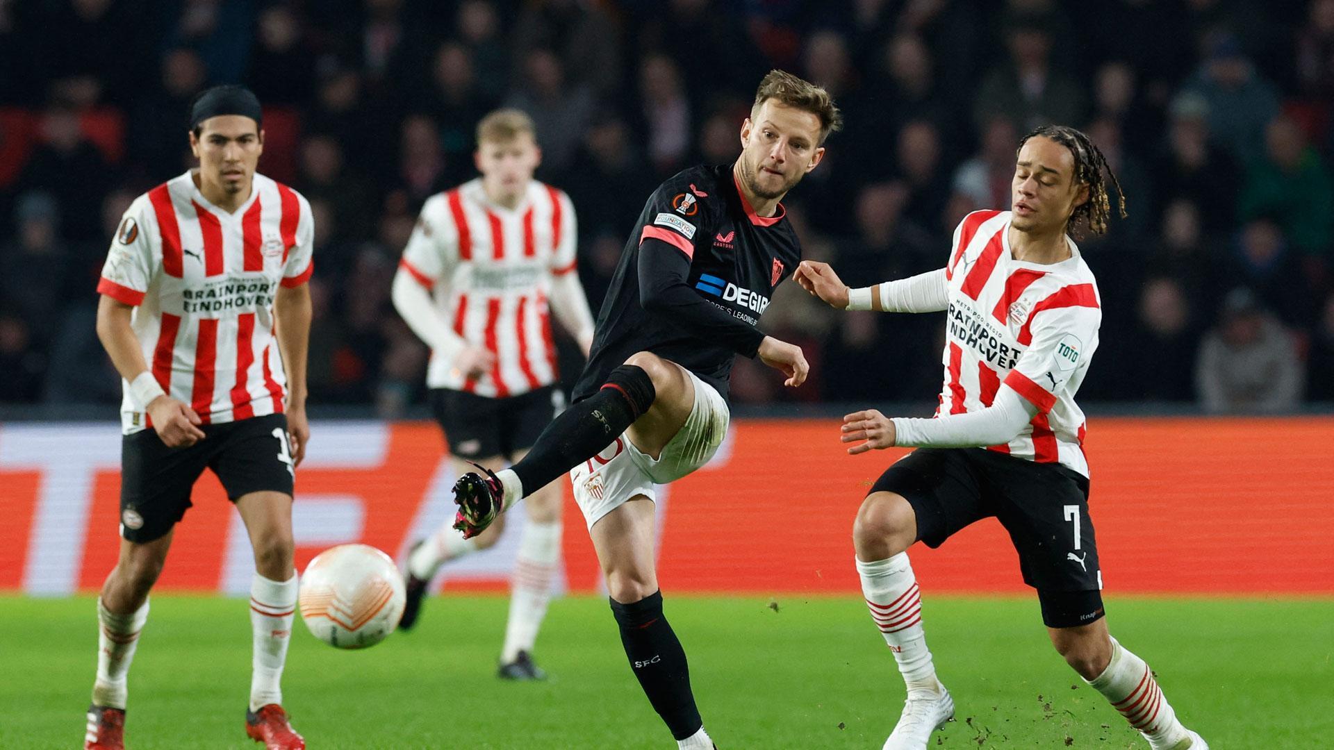 Ivan Rakitic y Xavi Simons, en un momento del partido