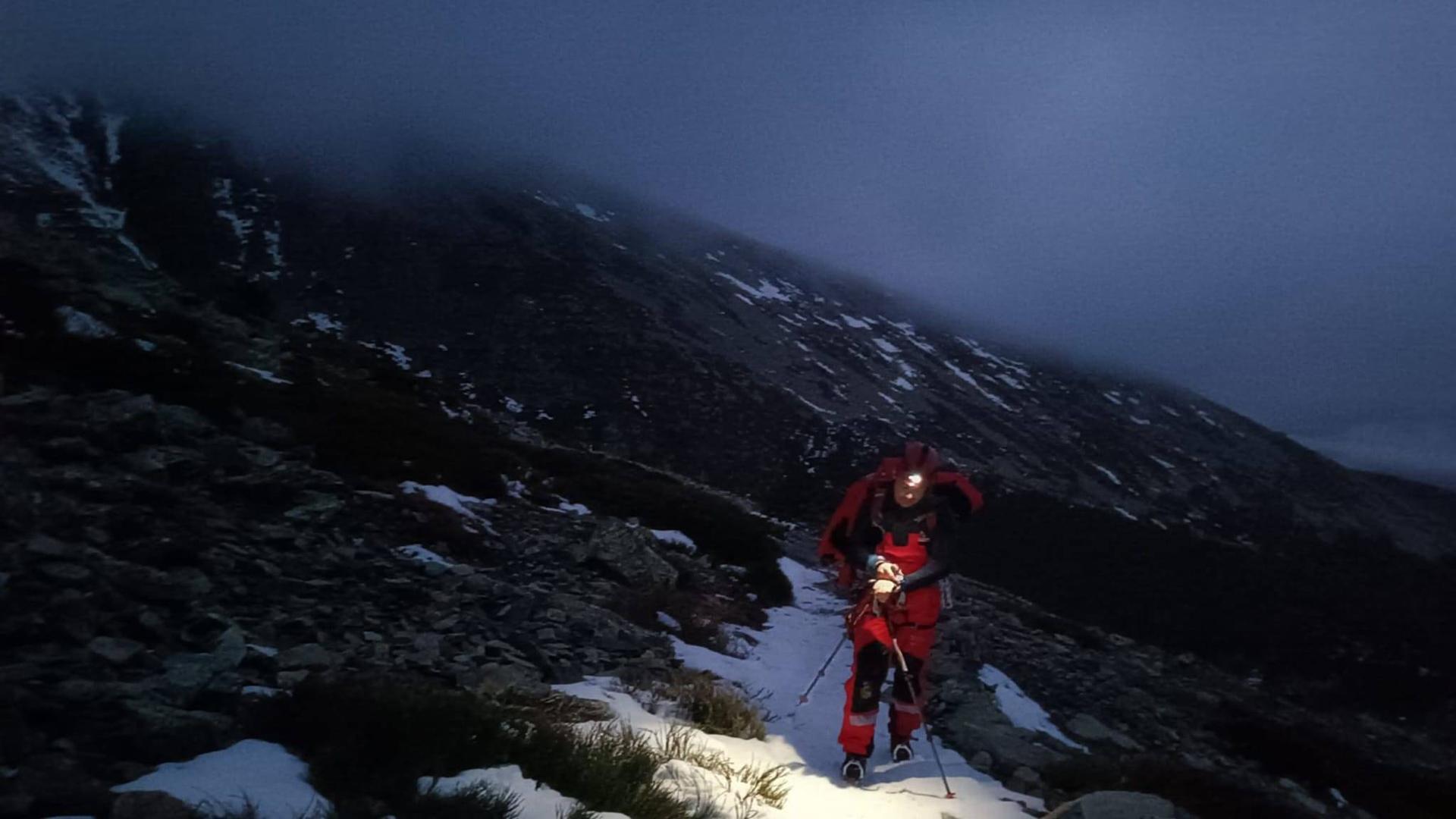 Uno de los bomberos que participó en la operación de rescate asciende al Moncayo bajo la niebla