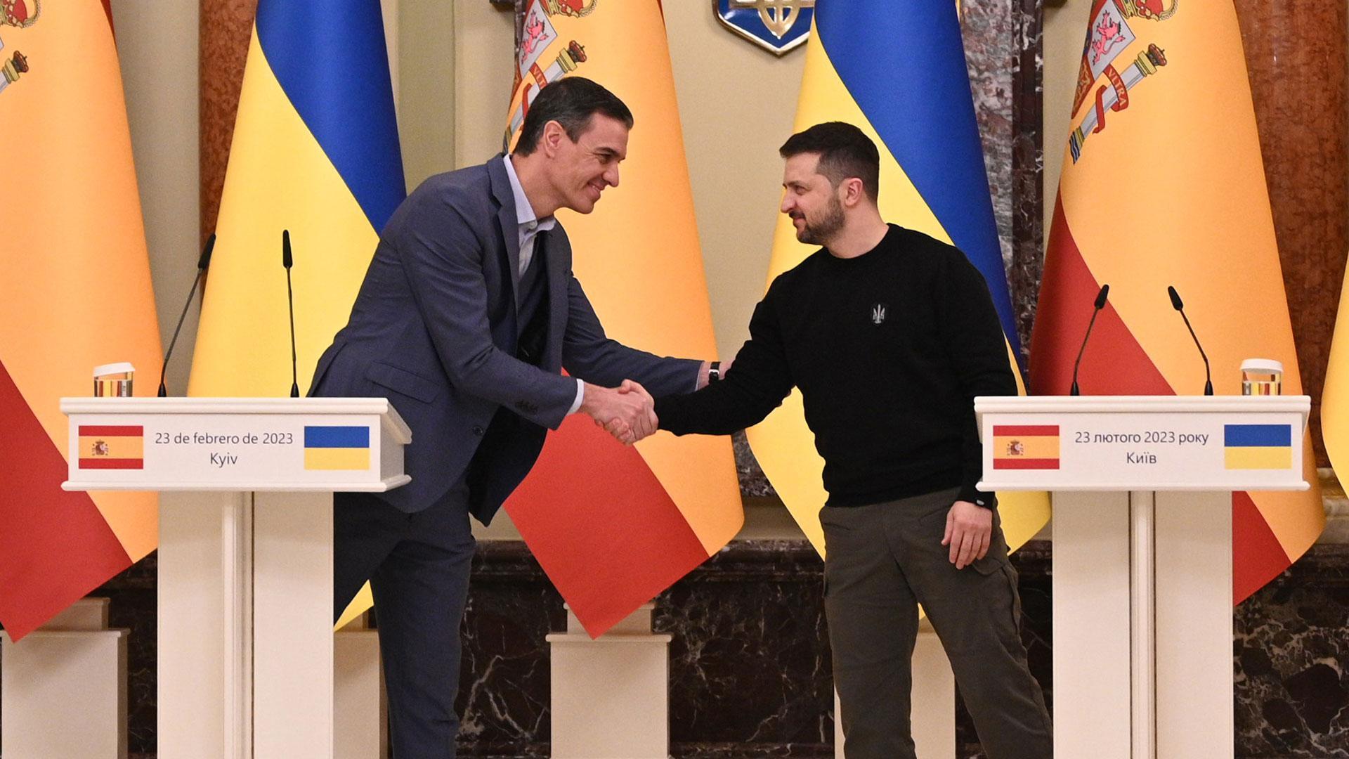 El presidente del Gobierno, Pedro Sánchez, saluda al presidente de Ucrania, Volodímir Zelenski en Kiev