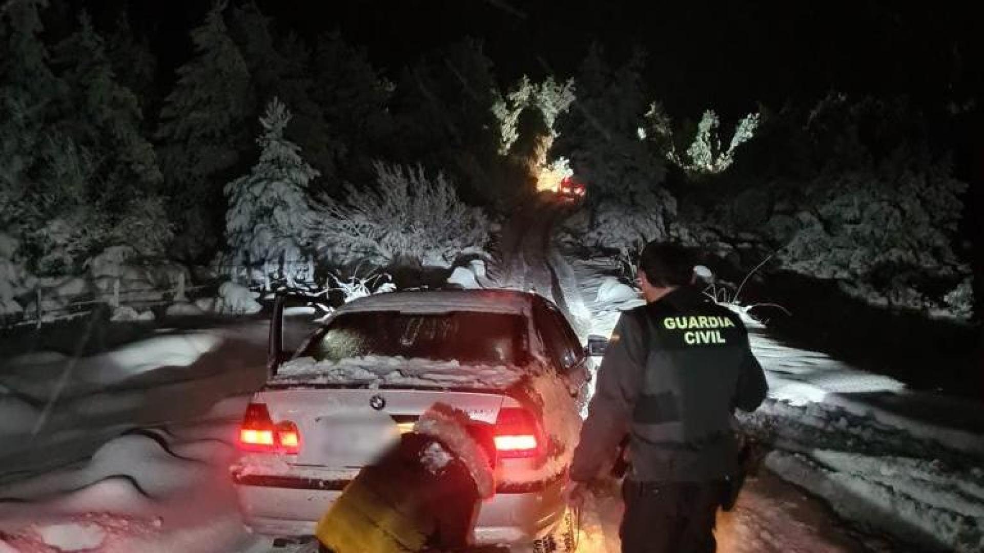 Los trabajos para liberar a los vehículos de la nieve duraron más de tres horas