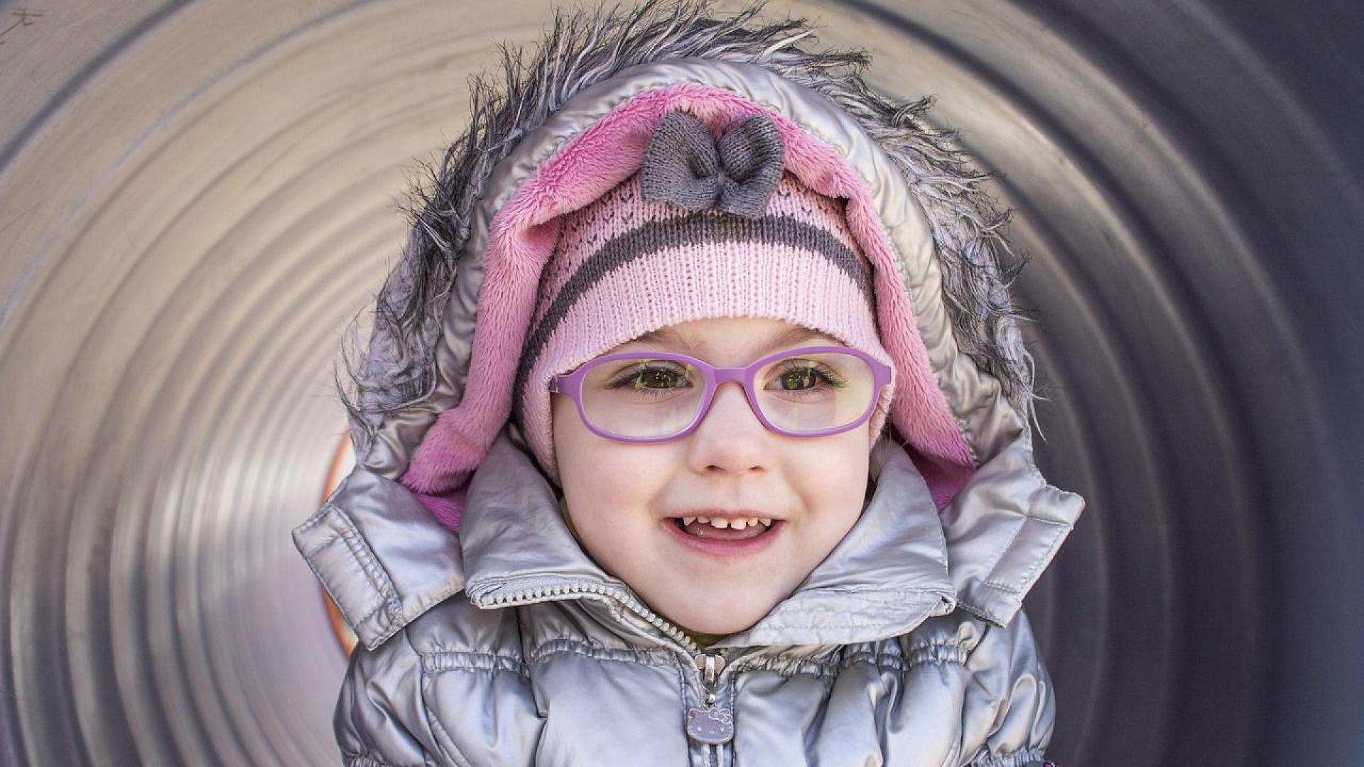 Niña con gafas