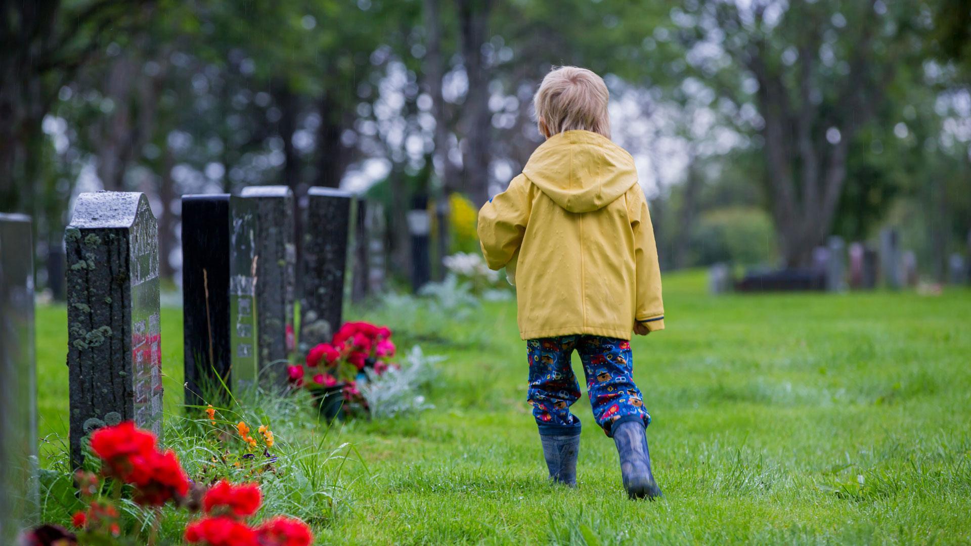 Hasta aproximadamente los 2 años, los niños no reconocen la muerte como parte de la vida y no entienden lo que significa morir