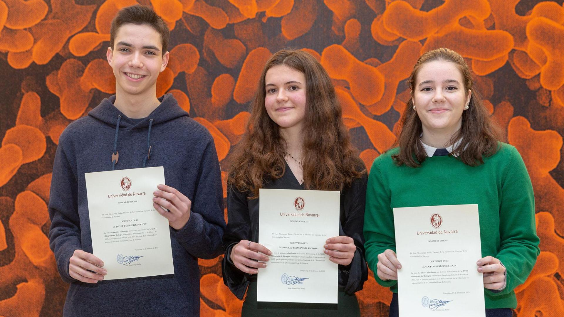 De izquierda a derecha, Javier González, Nicolet Yordanoba y Ana González, ganadores de la Olimpiada Navarra de Biología