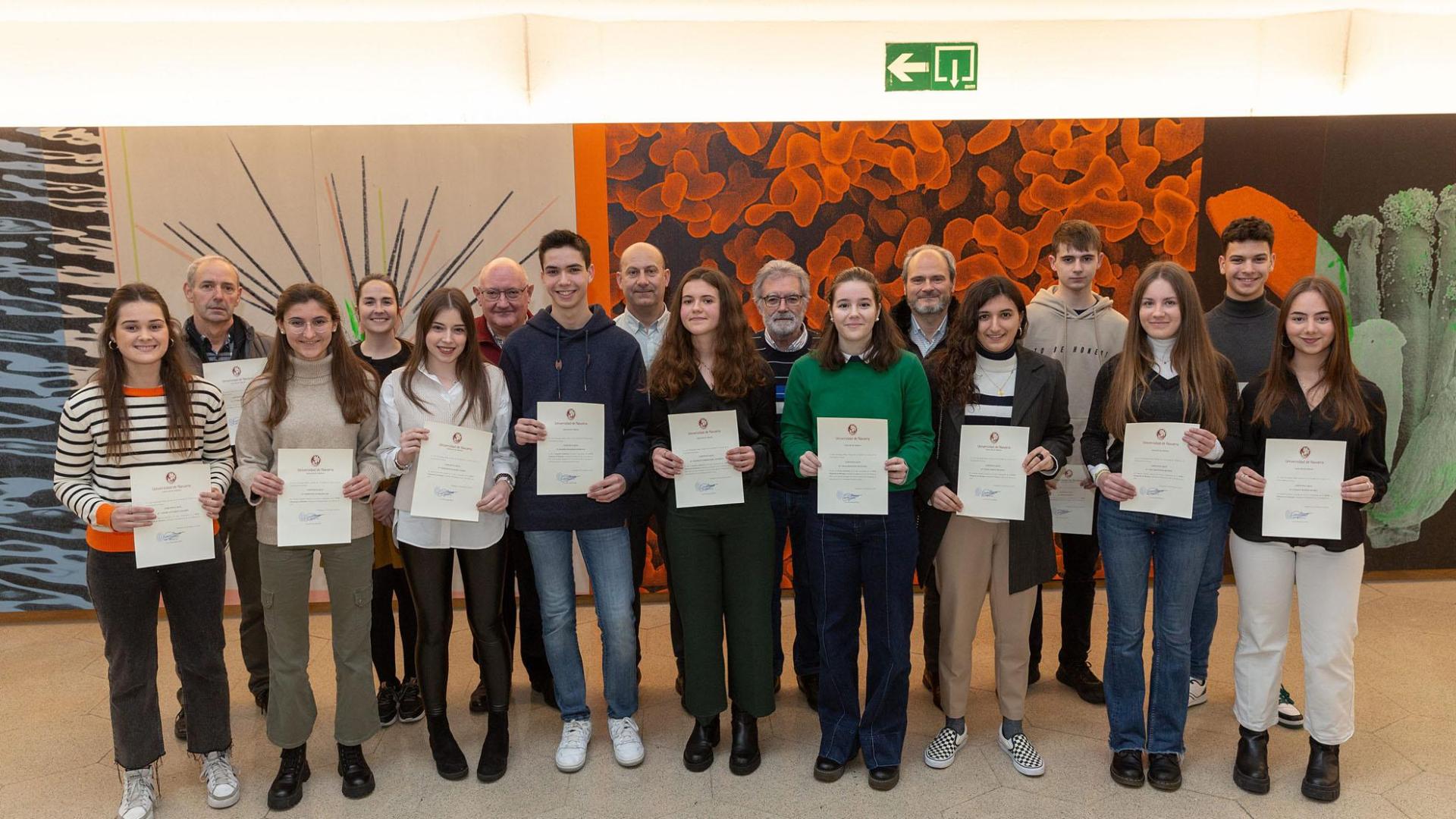 En la entrega de premios estuvieron presentes los tres ganadores, los alumnos que recibieron las menciones especiales, así como representantes de la Facultad de Ciencias de la Universidad de Navarra y del Colegio Oficial de Biólogos de Navarra