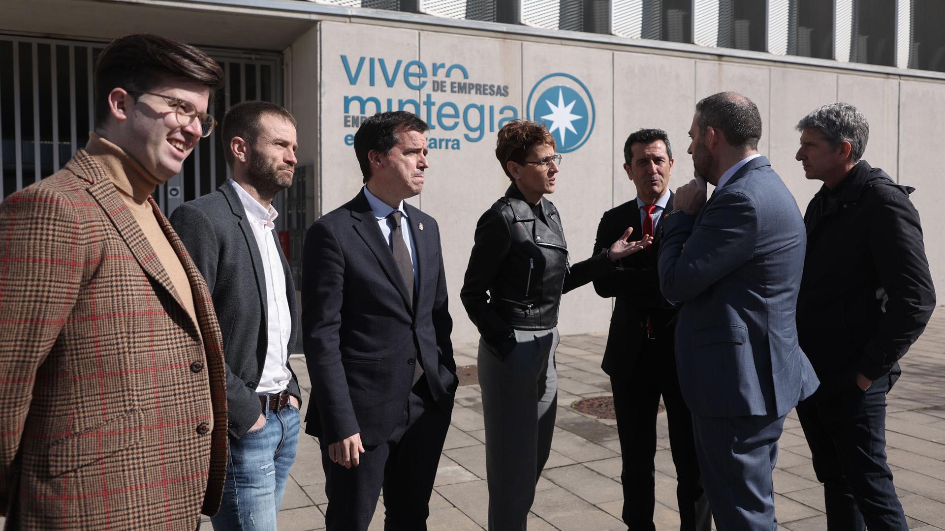 Pablo Ezkurra, concejal de desarrollo económico y empresarial del Ayuntamiento de Estella, el alcalde Mikel Leoz, el consejero Irujo, la presidenta Chivite, Rubén Folgado, Carlos Ros y Emilio López