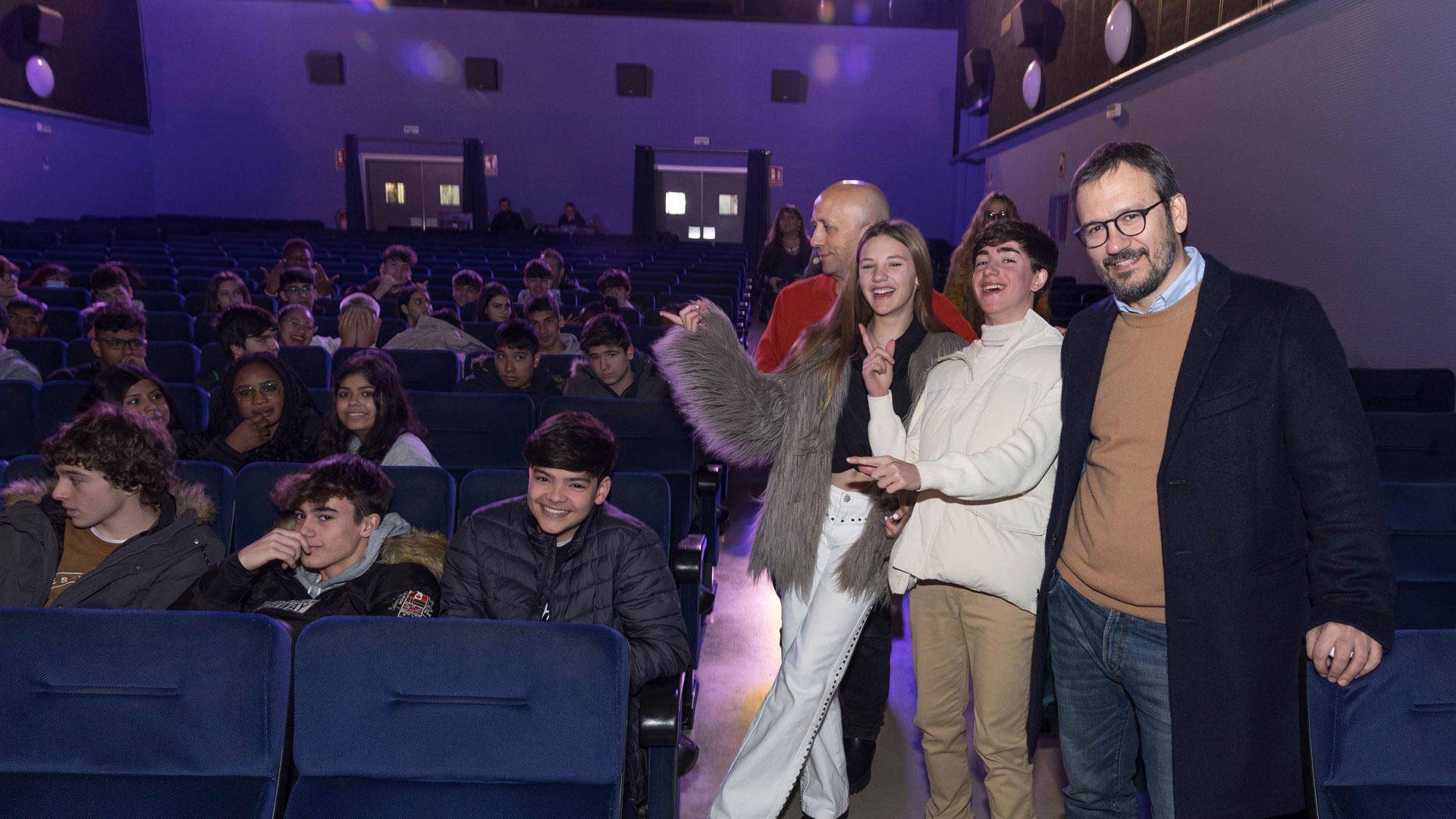 David Serrano, Rodrigo Díaz y Renata Hermida, con alumnos del colegio Anunciata de Tudela antes de la proyección.
