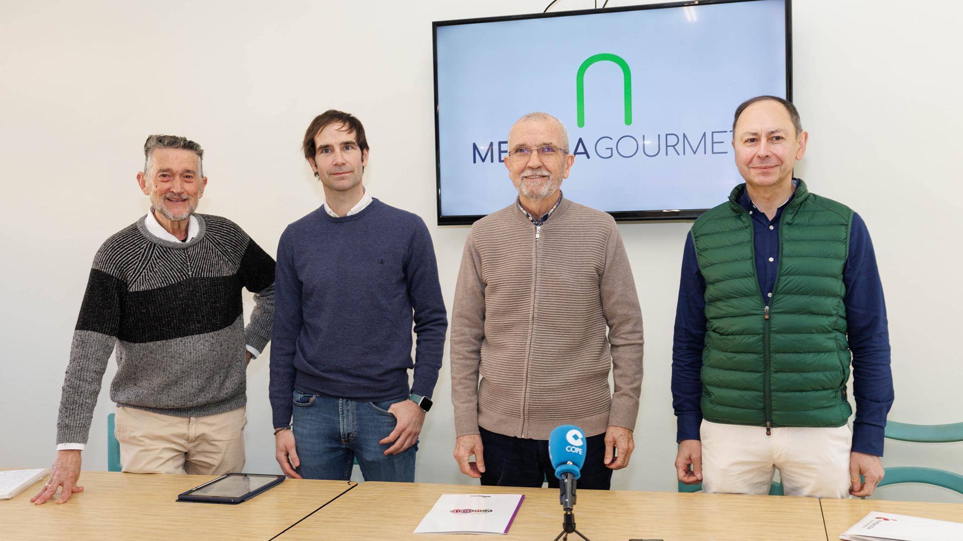 De izda. a dcha., Joaquín Aramendía, del patronato de la Fundación; Íñigo Clemos (empresa Enhol); Manuel Campillo (vicepresidente de la Fundación); y José Ángel Andrés (presidente Fundación Caja Navarra)