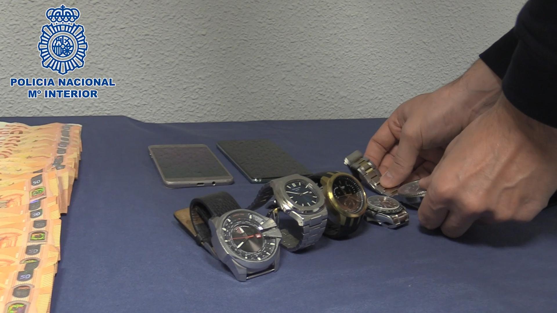 En los registros se han recuperado seis relojes de lujo, dinero en efectivo y material electrónico