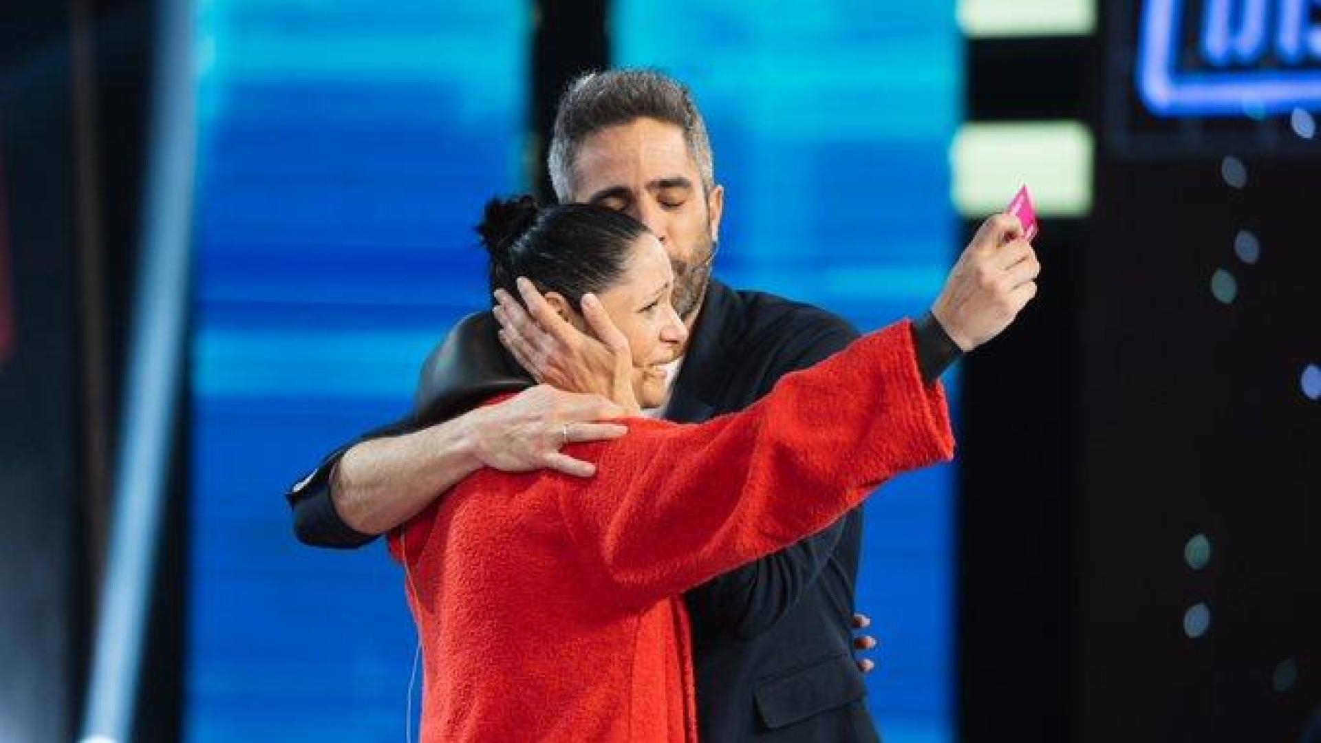 Rosa López recibe la felicitación de Roberto Leal, presentador de 'El Desafío', tras su victoria en el programa