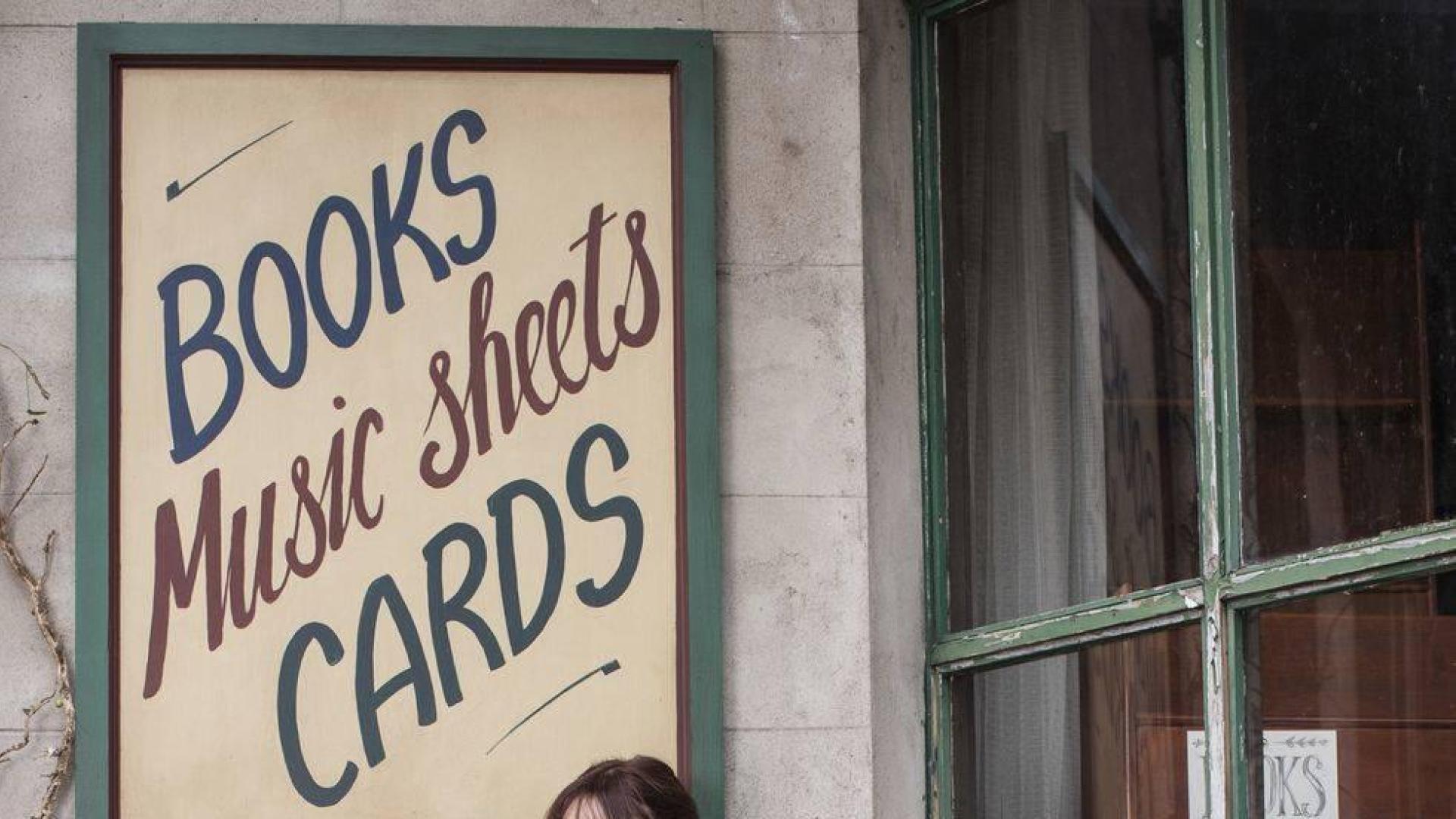 Florence Green (Emily Mortimer) protagoniza la película 'La librería' de Isabel Coixet, basada en la novela homónima de Penélope Fitzgerald.