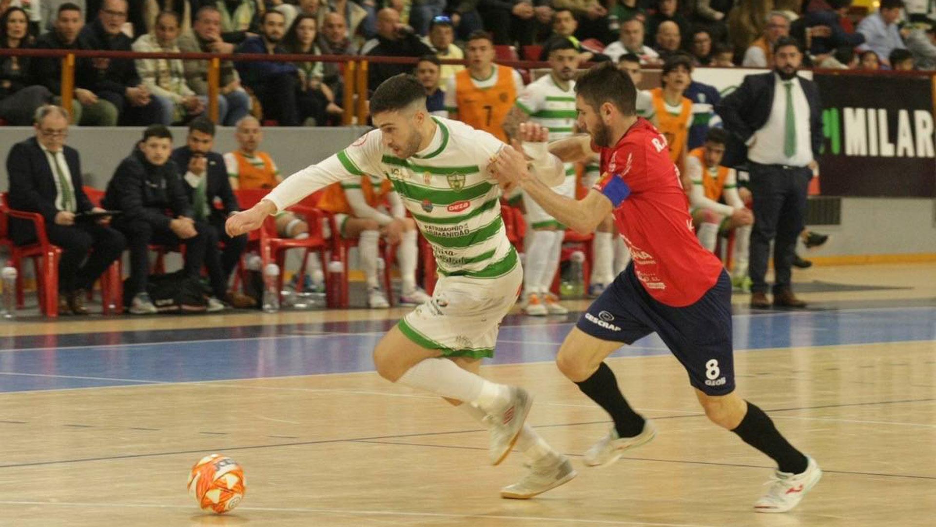 El capitán de Osasuna Magna, Roberto Martil, que llegó ayer a la cifra de 500 partidos con el Xota, persigue a Saura, goleador del Córdoba