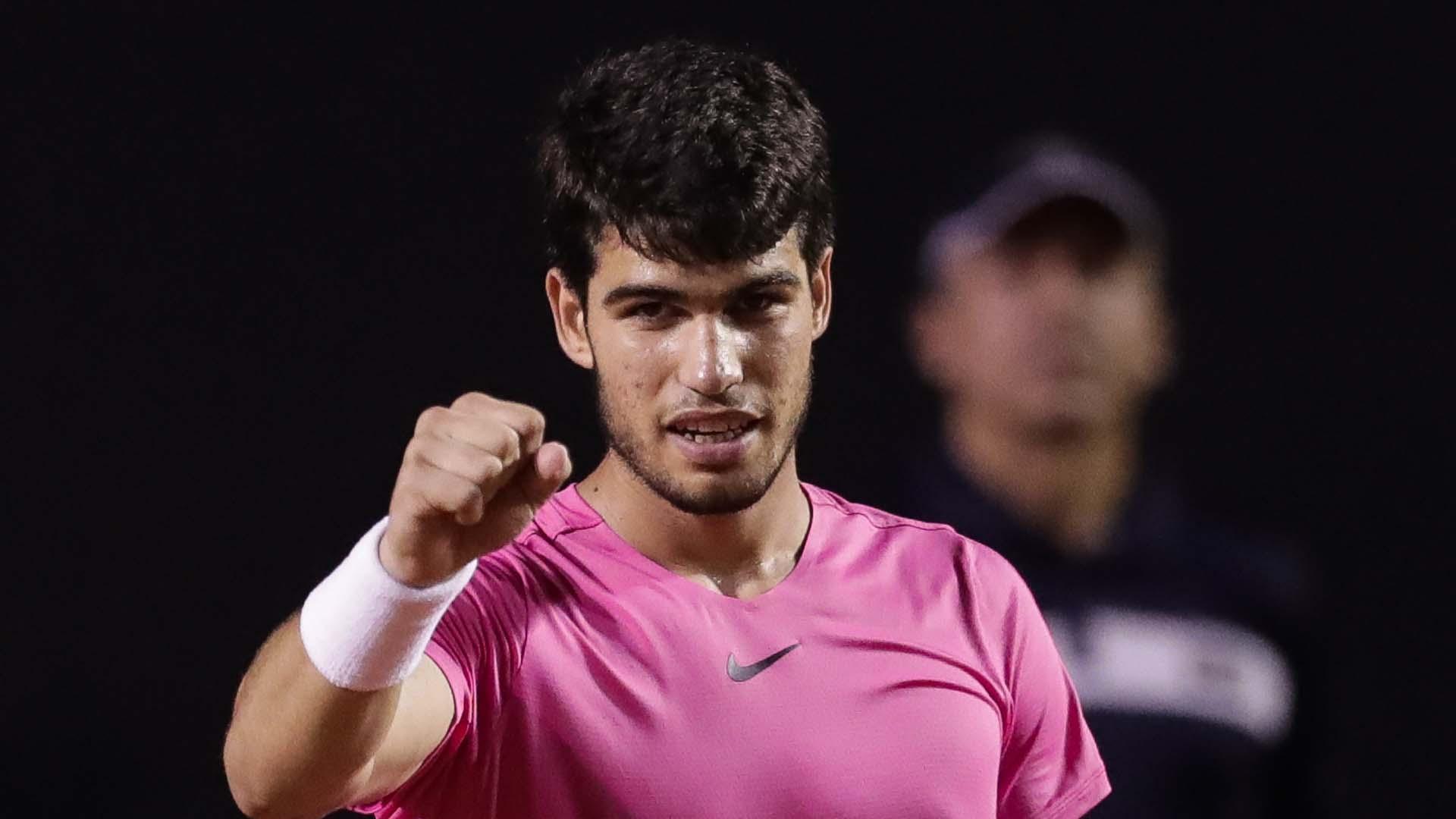 Alcaraz celebra el triunfo ante Jarry en las semifinales del Abierto de Río