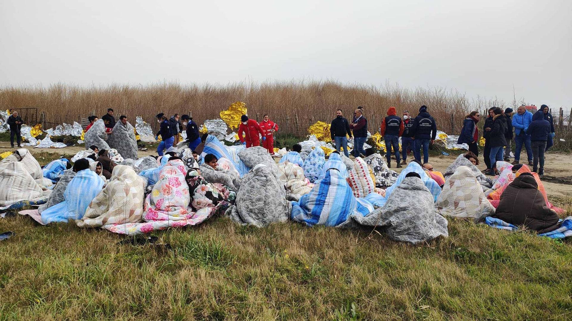 Migrantes rescatados envueltos en una manta en Steccato di Cutro, después de que su barco se hundiera frente a la región de Calabria, en el sur de Italia