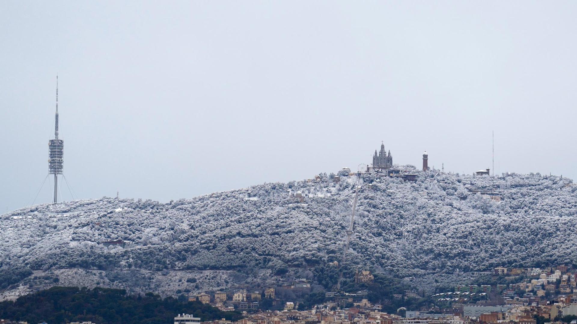 Aspecto de la montaña del Tibidabo de Barcelona tras la nevada caída la pasada madrugada