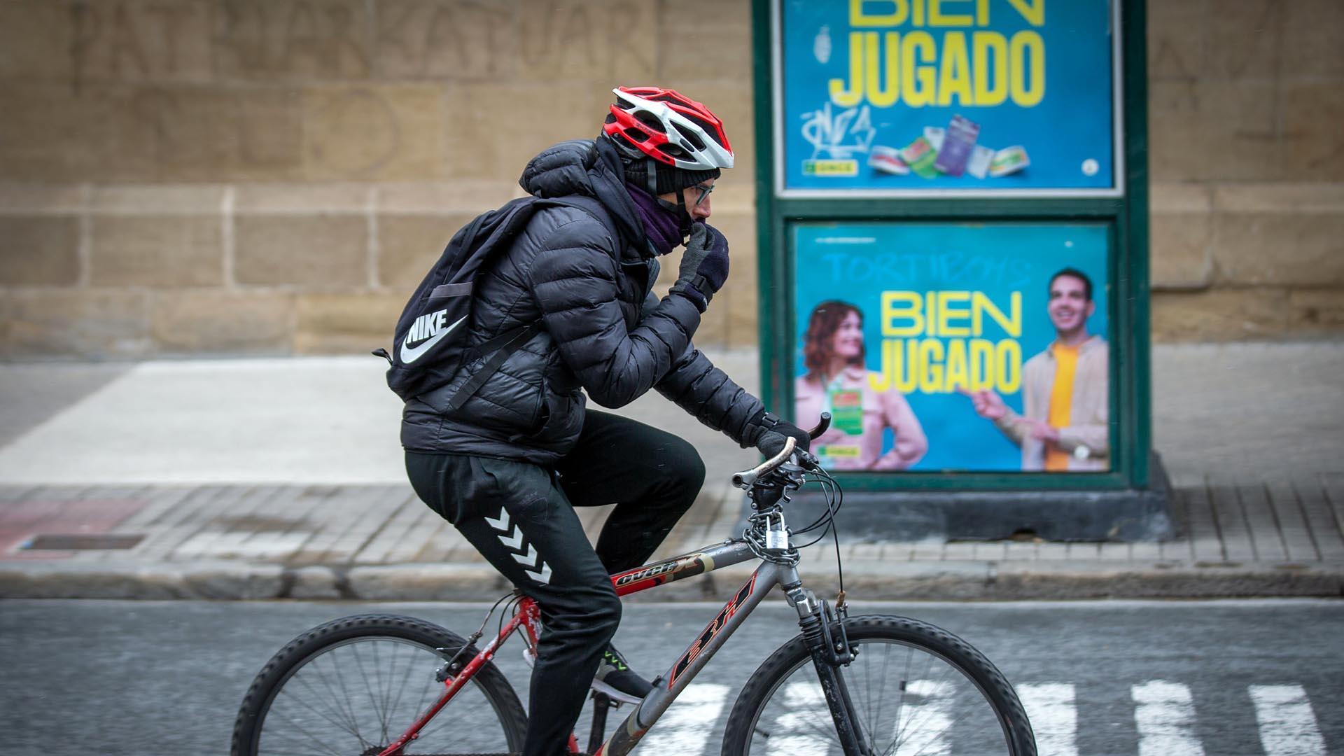 Imágenes de la nieve y el frío este lunes en Pamplona.