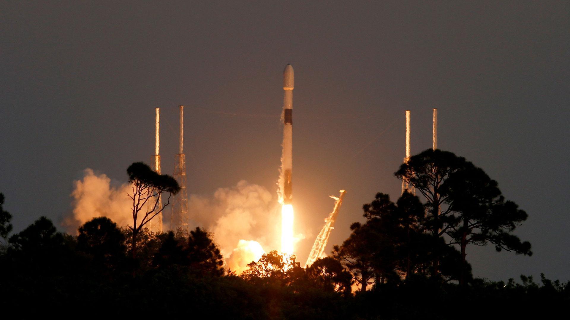 Lanzamiento del cohete Falcon 9 desde Cabo Cañaveral, en Florida, para llevar una nueva flota de satélites de comunicaciones Starlink